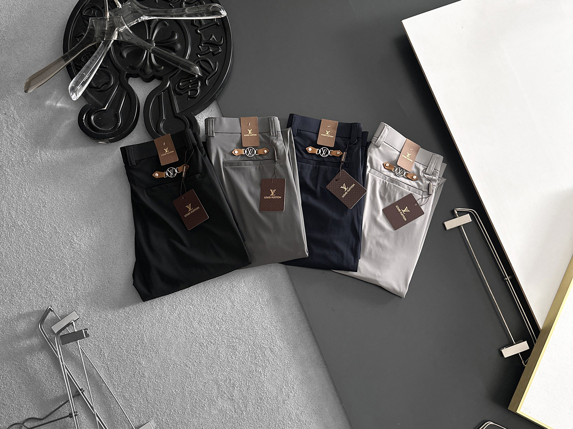 NO:905832,LV Louis Vuitton casual pants, trousers, new style, summer thin style, special fabric for advanced custom pants, customized original hardware, heavy craftsmanship, fine turning and routing, customized fabric, soft and comfortable, significant texture, exquisite accessories, great upper body effect, complete with three standards, standard size 29-40 (shipped next day),, louis vuitton, louis vuitton,19860909LV路易威登 休闲裤 西裤 新款 夏季薄款 高级定制裤子专用面料 定制原版五金 重工工艺打造 车工走线精细 定制面料 柔软舒适 质感显著 辅料精美 上身效果超赞 三标齐全 标准尺码29-40（隔天出货）,,louis vuitton,louis vuitton,,Men's clothing