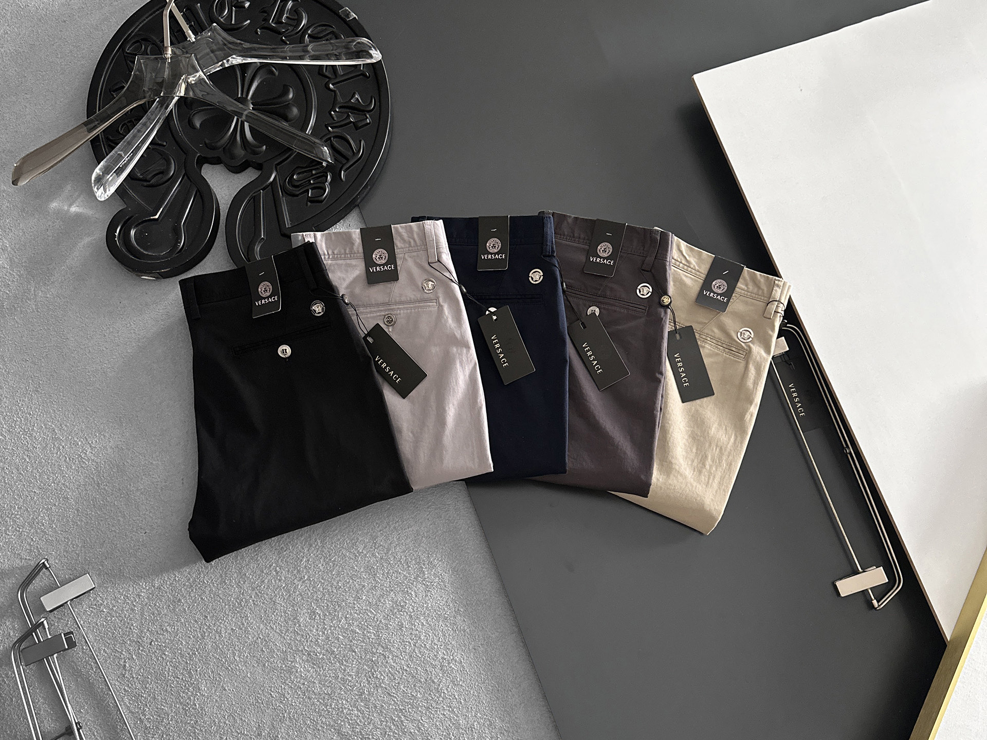 NO:905840,VERSACE Versace casual pants, trousers, new style, four-season style, special fabric for advanced custom pants, customized original hardware, heavy craftsmanship, fine turning and routing, customized fabric, soft and comfortable, significant texture, exquisite accessories, great upper body effect, complete three standards, standard size 29-40, no 35 (shipped next day),,versace,versace,19860909VERSACE范思哲 休闲裤 西裤 新款 四季款 高级定制裤子专用面料 定制原版五金 重工工艺打造 车工走线精细 定制面料 柔软舒适 质感显著 辅料精美 上身效果超赞 三标齐全 标准尺码29-40,无35（隔天出货）,,versace,versace,,Men's clothing