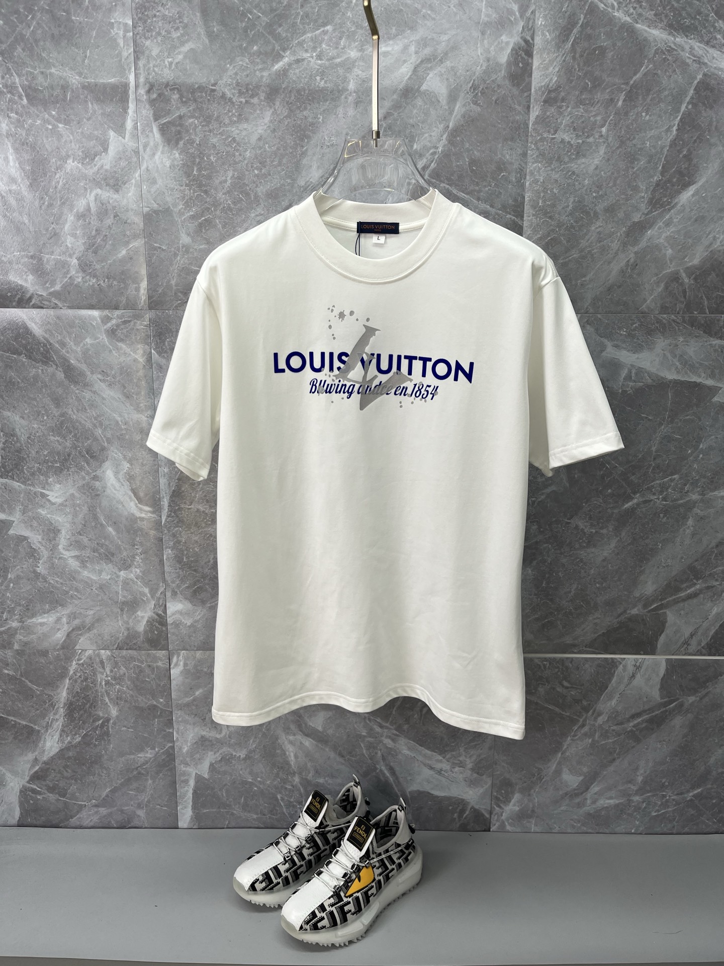 NO:860515,LV Louis Vuitton 2026ss spring and summer high-quality pure cotton short-sleeved T-shirt, top original order quality, the latest technology requirements, top orders require sewing work, super easy to match, top customization, matching the whole piece details, quality and tailoring design are first-class, customized imported pure cotton fabric!  Full of style, the color is light and versatile. M-4XL, please state your height and weight when placing an order, louis vuitton, louis vuitton, T-shirt, tees, t-shirt,19860909LV路易威登 2026ss春夏高品质纯棉短袖T恤,顶级原单品质,当下最新工艺要求,顶级订单要求车线做工,超级好搭配,顶级定制,搭配整件细节 ,品质及剪裁设计都堪称一流,定制进口纯棉面料！型格十足,配色轻熟百搭.M-4XL,下单报身高体重,,louis vuitton,louis vuitton,T-shirt,tees，t-shirt,,Men's clothing