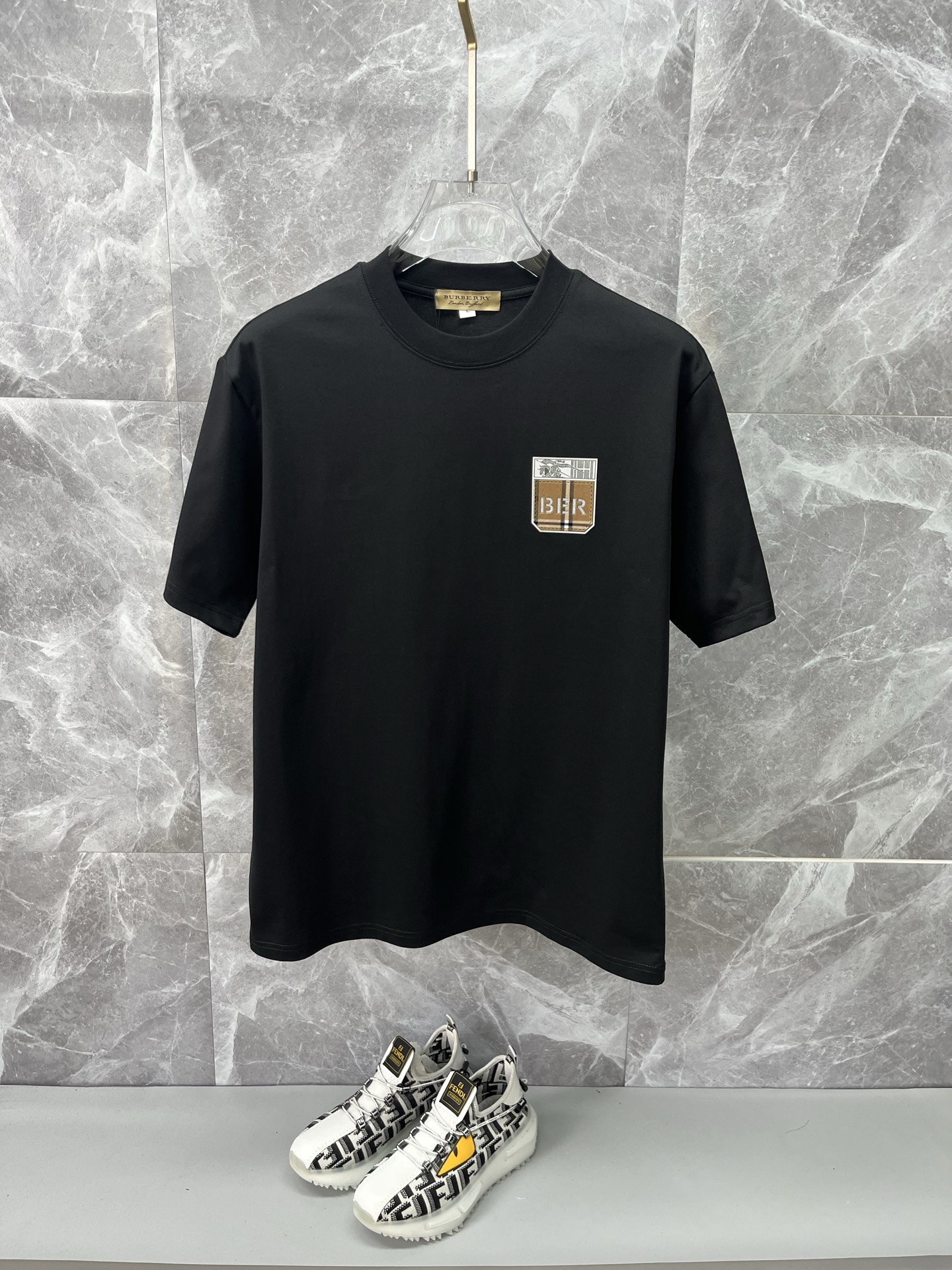 NO:860439,BURBERRY 2026ss spring and summer high-quality pure cotton short-sleeved T-shirt, top original order quality, current latest process requirements, top orders require sewing work, super easy to match, top-level customization, with the whole details, the quality and tailoring design are first-class, customized imported pure cotton fabric!  Full of style, the color is light and versatile. M-4XL, please state your height and weight when placing an order, burberry, burberry, T-shirt, tees, t-shirt,19860909BURBERRY巴宝莉 2026ss春夏高品质纯棉短袖T恤,顶级原单品质,当下最新工艺要求,顶级订单要求车线做工,超级好搭配,顶级定制,搭配整件细节 ,品质及剪裁设计都堪称一流,定制进口纯棉面料！型格十足,配色轻熟百搭.M-4XL,下单报身高体重,,burberry,burberry,T-shirt,tees，t-shirt,,Men's clothing