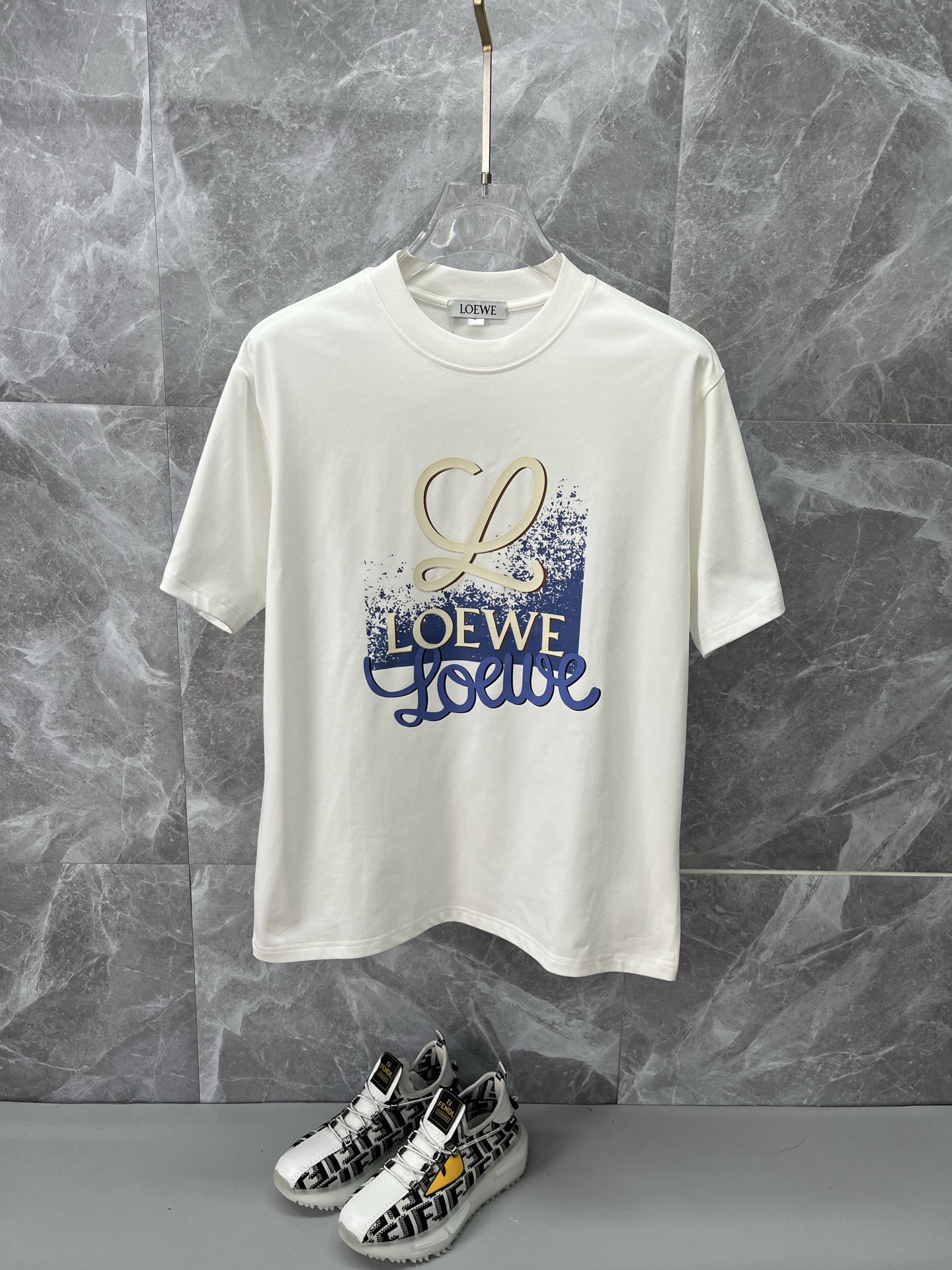 NO:860415,LOEWE Luo Yiwei 2026ss spring and summer high-quality pure cotton short-sleeved T-shirt, top original order quality, the latest process requirements, top orders require sewing work, super easy to match, top customization, with the whole details, the quality and tailoring design are first-class, customized imported pure cotton fabric!  Full of style, the color is light and versatile. M-4XL, please state your height and weight when placing an order, loewe, loewe, T-shirt, tees, t-shirt,19860909LOEWE罗意威 2026ss春夏高品质纯棉短袖T恤,顶级原单品质,当下最新工艺要求,顶级订单要求车线做工,超级好搭配,顶级定制,搭配整件细节 ,品质及剪裁设计都堪称一流,定制进口纯棉面料！型格十足,配色轻熟百搭.M-4XL,下单报身高体重,,loewe,loewe,T-shirt,tees，t-shirt,,Men's clothing