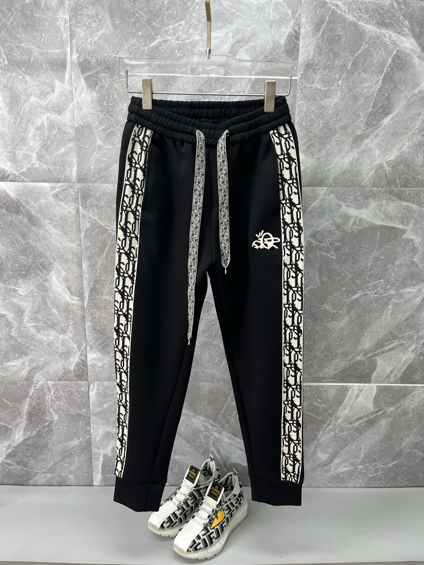 P165 DIOR El nuevo estilo de Dior está por llegar. Nuevos pantalones casuales de otoño e invierno, tejidos personalizad…