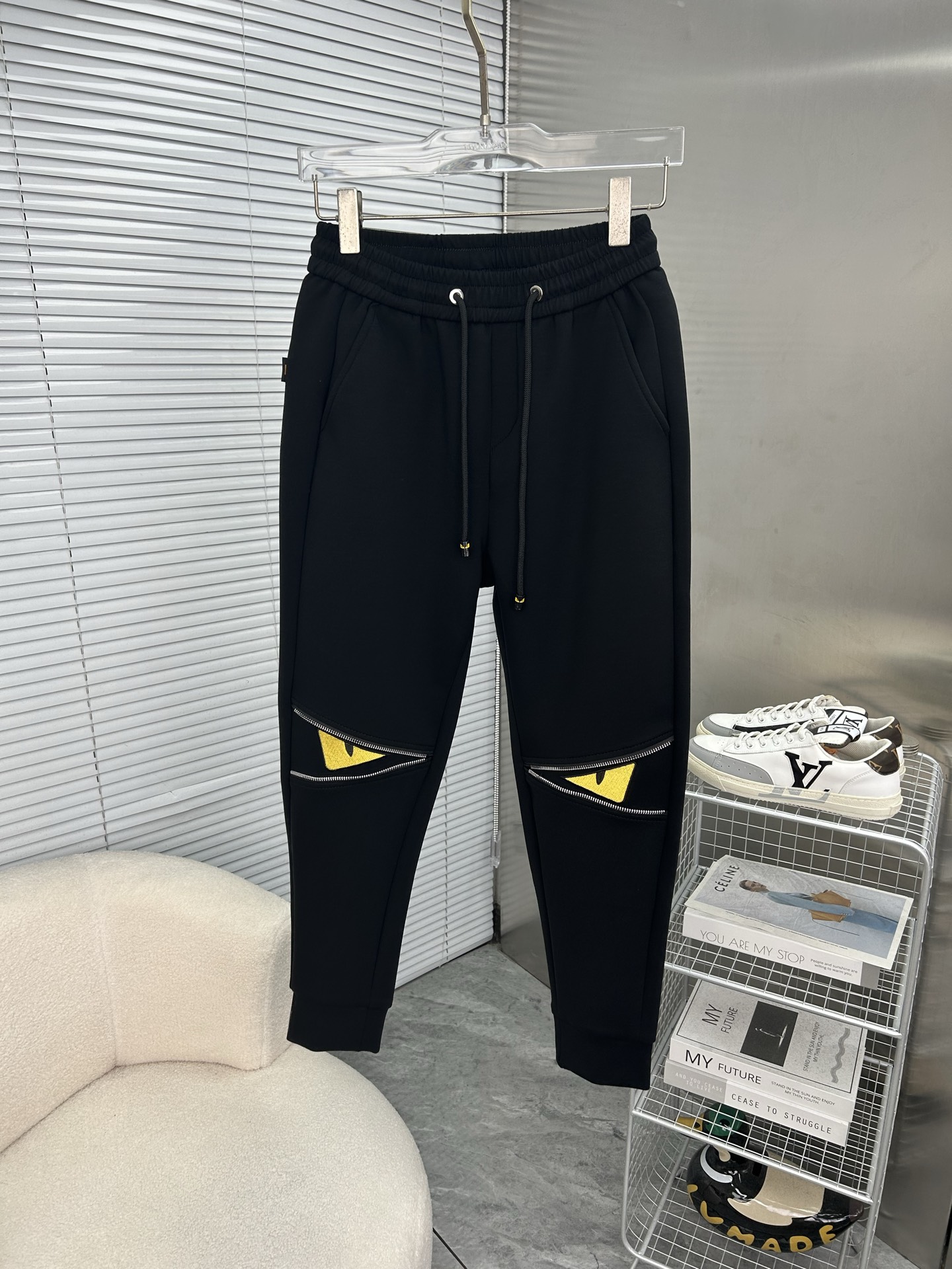 P165 FENDI芬迪 新款来袭 春季新款休闲裤，高品质定制面料，舒适柔软亲肤，笔挺有型，不易起皱，简单明了，超级百搭，上身效果超级棒，衣橱必备！适合任何场合穿着，码数：M-3XL，下单请报身高体重