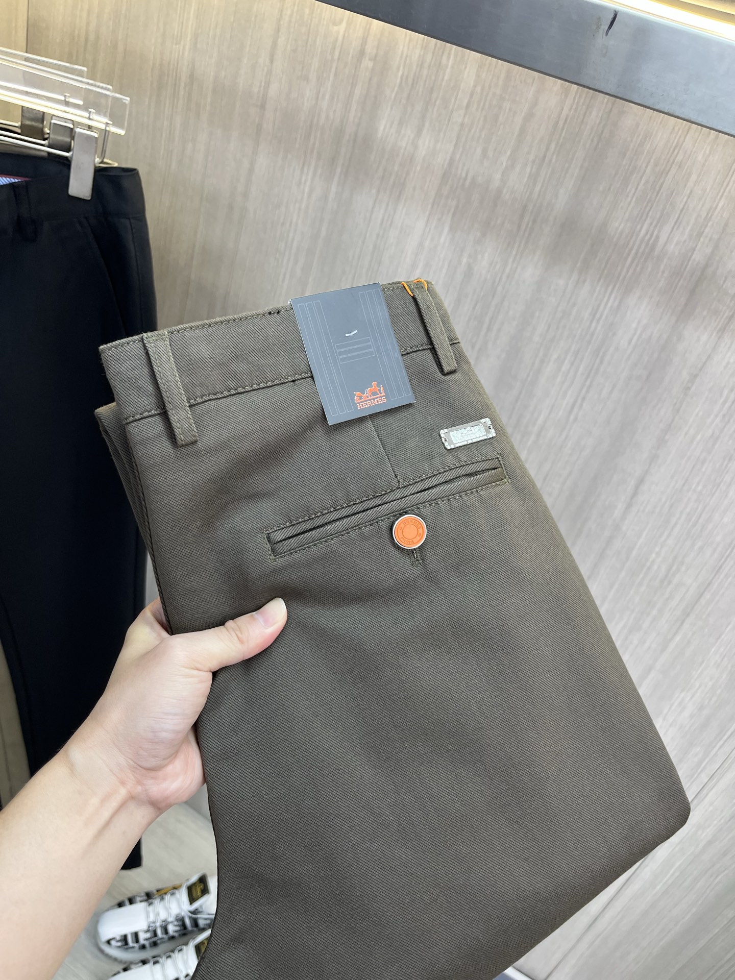 NO:950103,HERMES casual pants, trousers, new style, four seasons, special fabric for advanced custom trousers, customized original hardware, heavy craftsmanship, fine turning and routing, customized fabric, soft and comfortable, significant texture, exquisite accessories, great upper body effect, complete three standards, standard size 30-40, no 35 (shipped next day),, hermes, hermes,19860909HERMES爱马仕 休闲裤 西裤 新款 四季款 高级定制裤子专用面料 定制原版五金 重工工艺打造 车工走线精细 定制面料 柔软舒适 质感显著 辅料精美 上身效果超赞 三标齐全 标准尺码30-40,无35（隔天出货）,,hermes,hermes,,Men's clothing