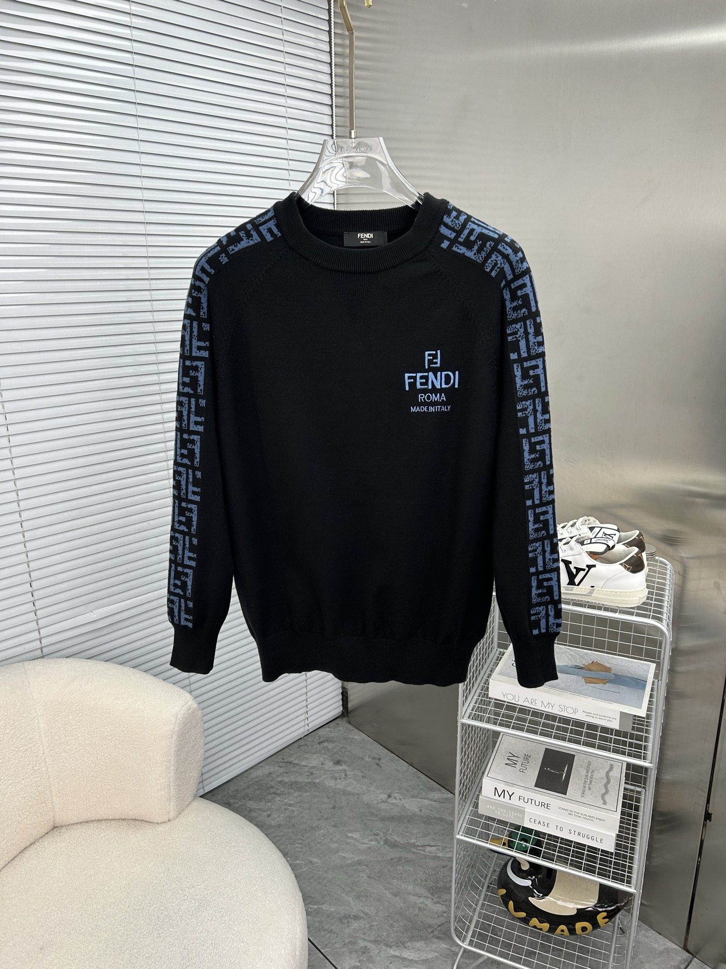 NO:595368,FENDI Fendi's 2025 autumn and winter original men's crew neck sweater, the new season's main focus is quite stunning in terms of color, craftsmanship, and elements. The high-tech workmanship logo is displayed, which is a completely new visual display. The sweater fabric is imported from the customer. It has excellent skin-friendliness. The details are extremely perfect and impeccable. The upper body effect is excellent and very eye-catching. The whole product is in good condition!  Size M-3XL, next day shipping k2,,fendi,fendi,sweaters,alexander wang19860909FENDI芬迪 2025秋冬原单男士圆领毛衣衫,新一季主打的无论颜色,工艺,元素颇为惊艳,高工艺做工logo展现,视觉上全新的展现,客供进口毛衣面料,亲肤性绝佳,细节极致完美,无可挑剔,上身效果非常出色,非常招眼吸睛 全品相！码数M-3XL,隔天出货 k2,,fendi,fendi,sweaters,alexander wang,Men's clothing