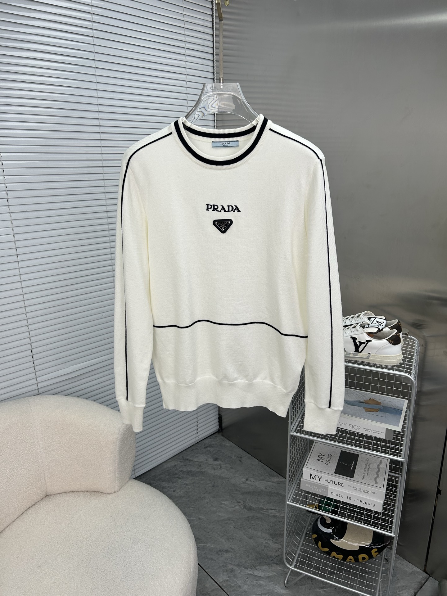 NO:595351,PRADA's 2025 autumn and winter original men's crew neck sweater, the new season's main focus is quite stunning in terms of color, craftsmanship, and elements. The high-tech workmanship logo shows a brand-new visual display. The sweater fabric is imported from the customer. It has excellent skin-friendliness. The details are extremely perfect and impeccable. The upper body effect is excellent and very eye-catching. The whole product is in good condition!  Size M-3XL, next day shipping k2,, prada, prada, sweaters, alexander wang19860909PRADA普拉达 2025秋冬原单男士圆领毛衣衫,新一季主打的无论颜色,工艺,元素颇为惊艳,高工艺做工logo展现,视觉上全新的展现,客供进口毛衣面料,亲肤性绝佳,细节极致完美,无可挑剔,上身效果非常出色,非常招眼吸睛 全品相！码数M-3XL,隔天出货 k2,,prada,prada,sweaters,alexander wang,Men's clothing