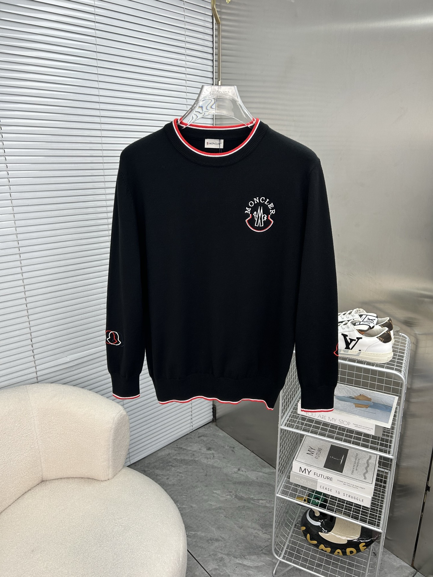 NO:595353,MONCLER 2025 Autumn and Winter original men's crew neck sweater, the new season's main focus is quite stunning in terms of color, craftsmanship, and elements. The high-tech workmanship logo shows a brand-new visual display. The sweater fabric is imported from the customer. It has excellent skin-friendliness. The details are extremely perfect and impeccable. The upper body effect is excellent and very eye-catching. The whole product is in good condition!  Size M-3XL, next day shipping k2,,Moncler,sweaters,alexander wang19860909MONCLER蒙口 2025秋冬原单男士圆领毛衣衫,新一季主打的无论颜色,工艺,元素颇为惊艳,高工艺做工logo展现,视觉上全新的展现,客供进口毛衣面料,亲肤性绝佳,细节极致完美,无可挑剔,上身效果非常出色,非常招眼吸睛 全品相！码数M-3XL,隔天出货 k2,,Moncler,sweaters,alexander wang,Men's clothing