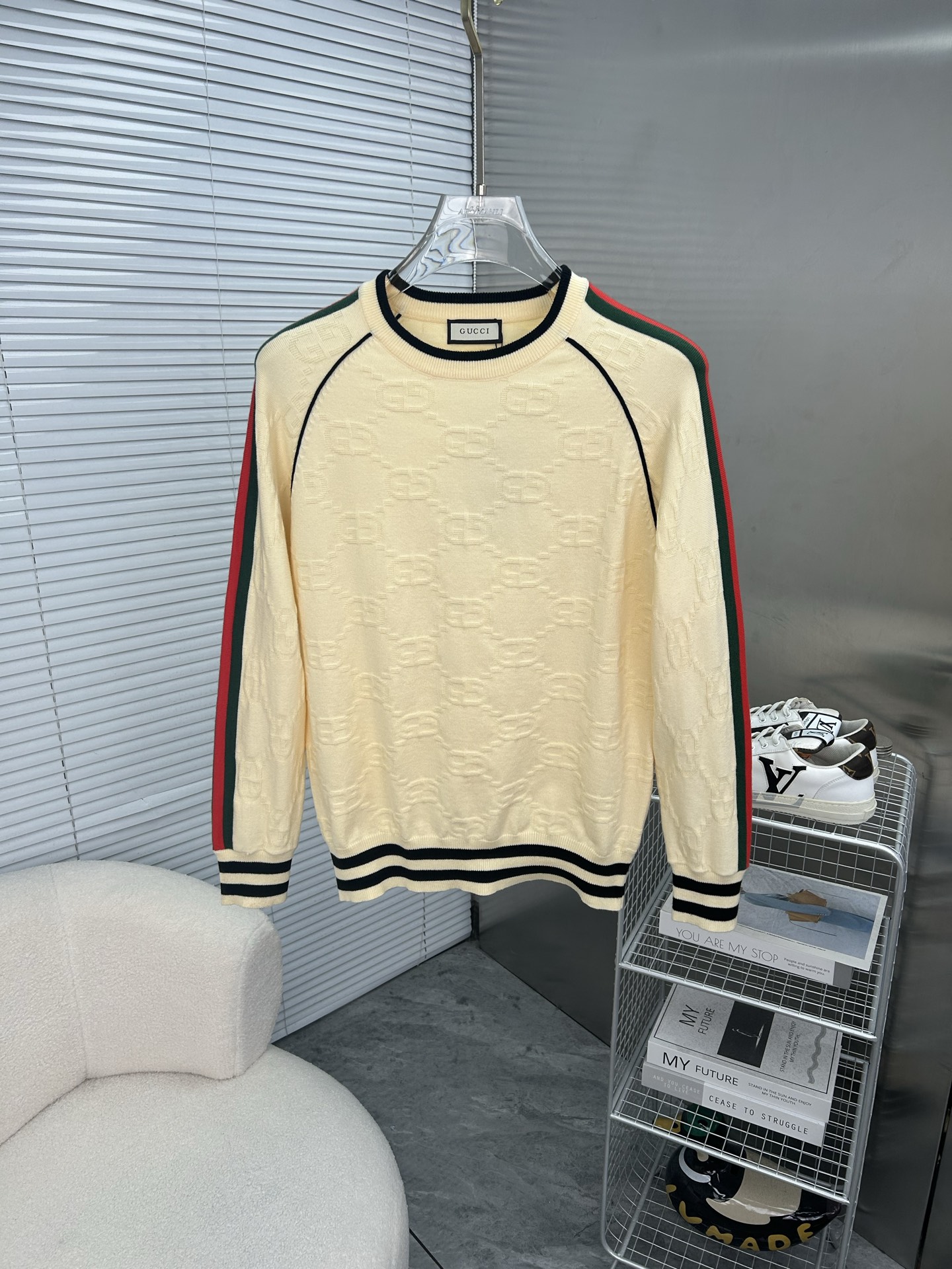 NO:595355,GUCCI Gucci 2025 autumn and winter original men's crew neck sweater, the new season's main focus is quite stunning in terms of color, craftsmanship, and elements. The high-tech workmanship logo is displayed, and it is a completely new visual display. The sweater fabric is imported from the customer. It has excellent skin-friendliness. The details are extremely perfect and impeccable. The upper body effect is excellent and very eye-catching. The whole product is in good condition!  Size M-3XL, next day shipping k2,,gucci,sweaters,alexander wang19860909GUCCI古奇 2025秋冬原单男士圆领毛衣衫,新一季主打的无论颜色,工艺,元素颇为惊艳,高工艺做工logo展现,视觉上全新的展现,客供进口毛衣面料,亲肤性绝佳,细节极致完美,无可挑剔,上身效果非常出色,非常招眼吸睛 全品相！码数M-3XL,隔天出货 k2,,gucci,sweaters,alexander wang,Men's clothing