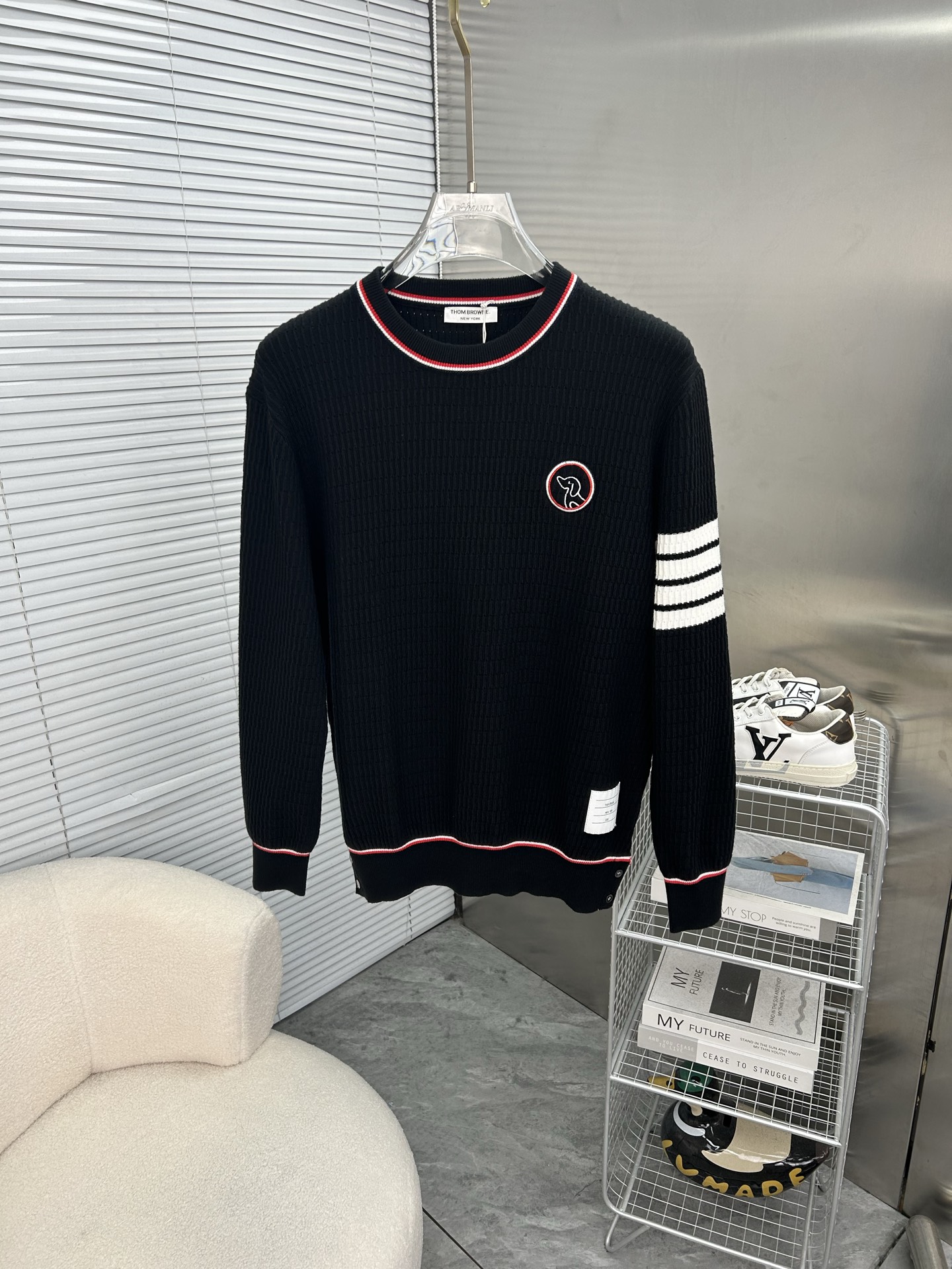 NO:595369,TB Tom Brown's 2025 autumn and winter original men's crew neck sweater, the new season's main focus is quite stunning in terms of color, craftsmanship, and elements. The high-tech workmanship logo shows a completely new visual display. The sweater fabric is imported from the customer. It has excellent skin-friendliness. The details are extremely perfect and impeccable. The upper body effect is excellent and very eye-catching. The whole product is in good condition!  Size M-3XL, next day shipping k2,,thom browne,sweaters,alexander wang19860909TB汤姆布朗 2025秋冬原单男士圆领毛衣衫,新一季主打的无论颜色,工艺,元素颇为惊艳,高工艺做工logo展现,视觉上全新的展现,客供进口毛衣面料,亲肤性绝佳,细节极致完美,无可挑剔,上身效果非常出色,非常招眼吸睛 全品相！码数M-3XL,隔天出货 k2,,thom browne,sweaters,alexander wang,Men's clothing