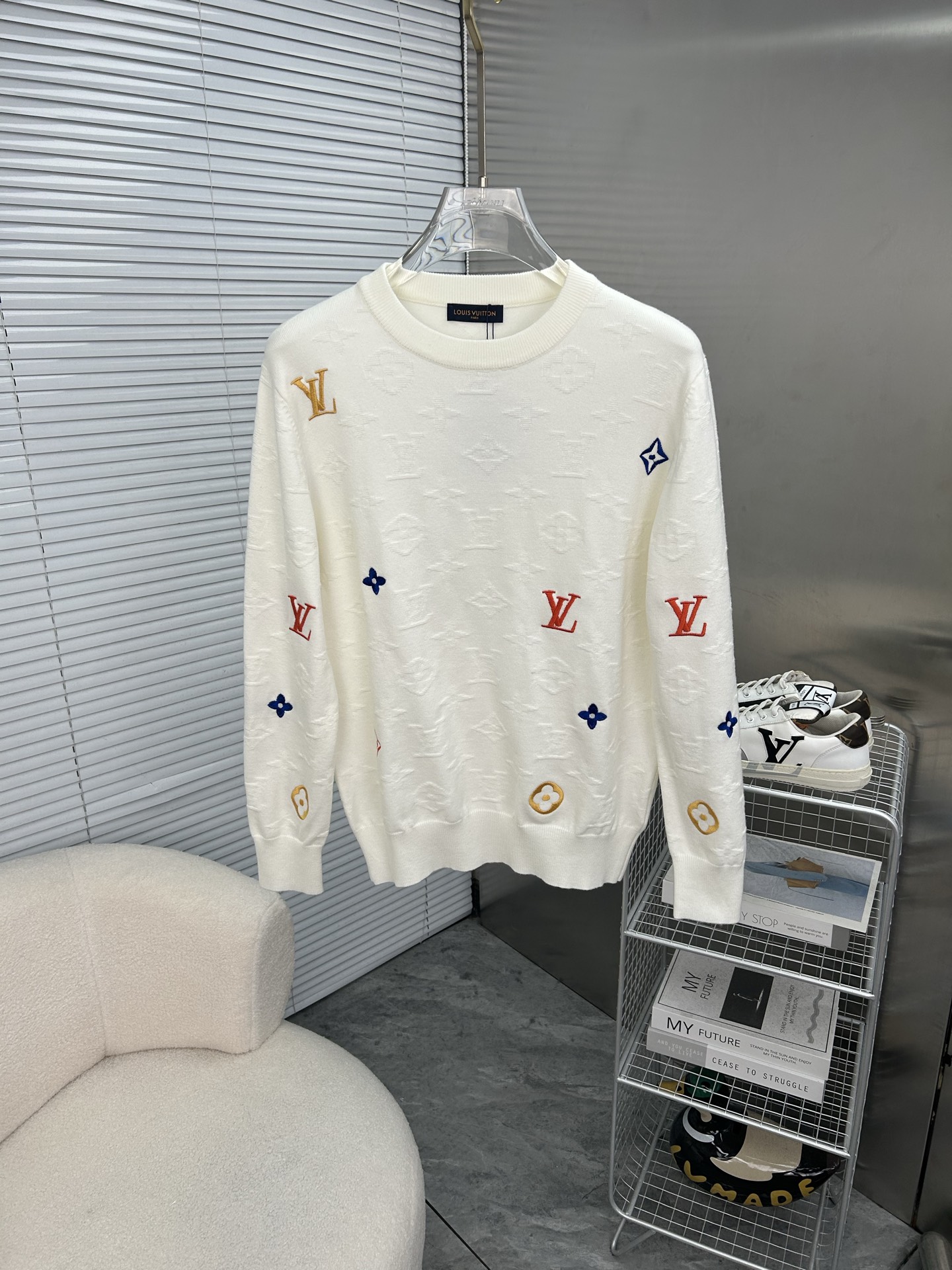 NO:595370,LV Louis Vuitton 2025 autumn and winter original men's crew neck sweater, the new season's main focus is quite stunning in terms of color, craftsmanship, and elements. The high-tech workmanship logo is displayed, which is a completely new visual display. The sweater fabric is imported from the customer. It has excellent skin-friendliness. The details are extremely perfect and impeccable. The upper body effect is excellent and very eye-catching. The whole product is in good condition!  Size M-3XL, next day shipping k2,,louis vuitton,louis vuitton,sweaters,alexander wang19860909LV路易威登 2025秋冬原单男士圆领毛衣衫,新一季主打的无论颜色,工艺,元素颇为惊艳,高工艺做工logo展现,视觉上全新的展现,客供进口毛衣面料,亲肤性绝佳,细节极致完美,无可挑剔,上身效果非常出色,非常招眼吸睛 全品相！码数M-3XL,隔天出货 k2,,louis vuitton,louis vuitton,sweaters,alexander wang,Men's clothing