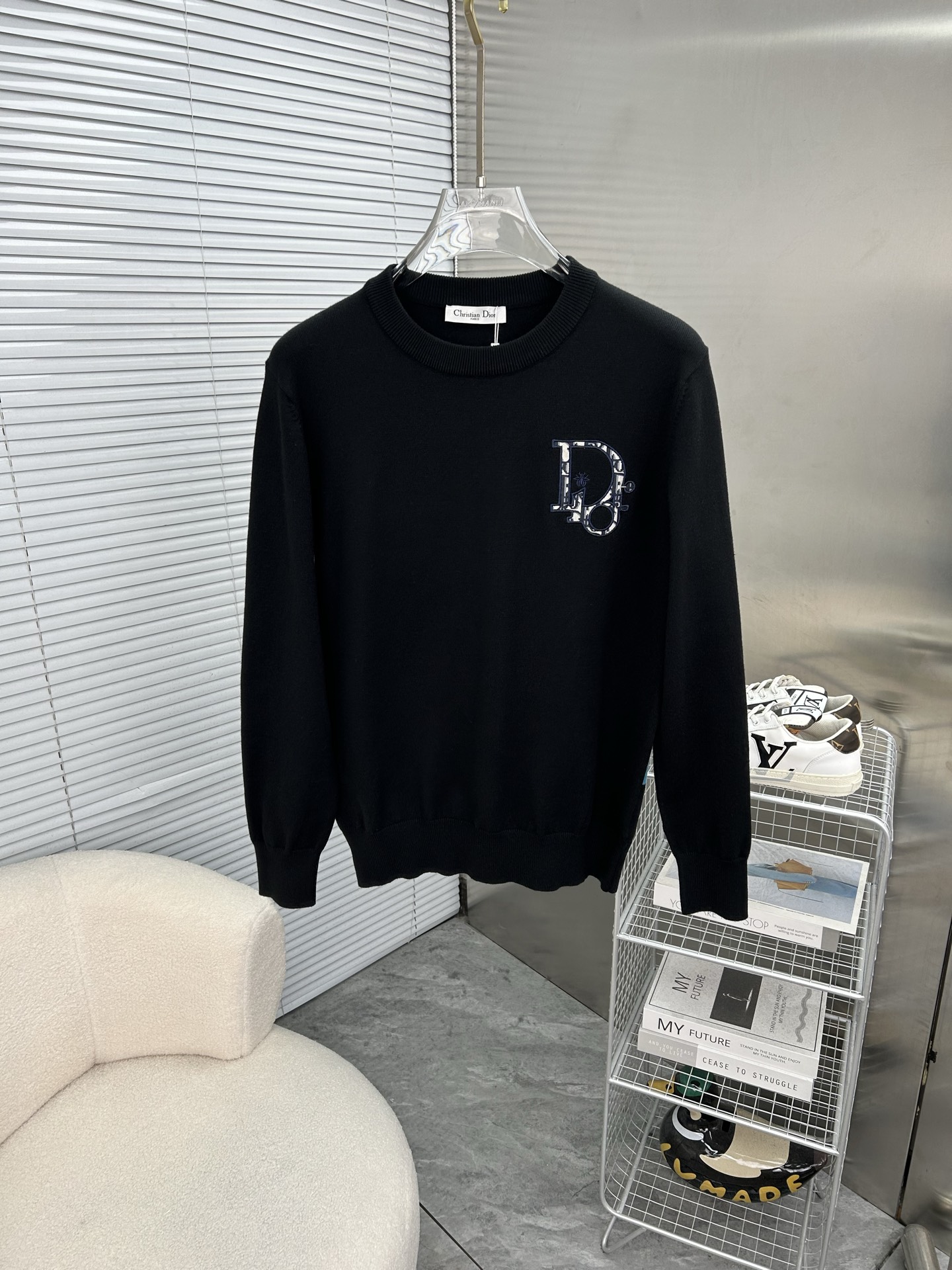 NO:595372,DIOR Dior's 2025 autumn and winter original men's crew neck sweater, the new season's main focus is quite stunning in terms of color, craftsmanship, and elements. The high-tech workmanship logo is displayed, which is a completely new visual display. The sweater fabric is imported from the customer. It has excellent skin-friendliness. The details are extremely perfect and impeccable. The upper body effect is excellent and very eye-catching. The whole product!  Size M-3XL, next day shipping k2,,dior,dior,sweaters,alexander wang19860909DIOR迪奥 2025秋冬原单男士圆领毛衣衫,新一季主打的无论颜色,工艺,元素颇为惊艳,高工艺做工logo展现,视觉上全新的展现,客供进口毛衣面料,亲肤性绝佳,细节极致完美,无可挑剔,上身效果非常出色,非常招眼吸睛 全品相！码数M-3XL,隔天出货 k2,,dior,dior,sweaters,alexander wang,Men's clothing