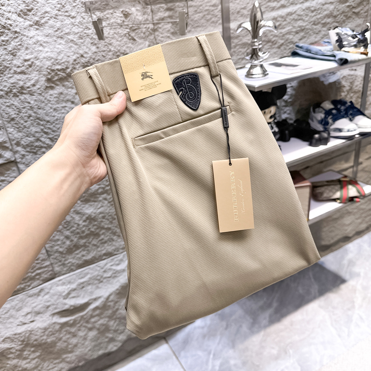 NO:932972,BURBERRY casual pants, trousers, new style, four seasons, special fabric for advanced custom pants, customized original hardware, heavy craftsmanship, fine lathe wiring, customized fabric, soft and comfortable, significant texture, exquisite accessories, great upper body effect, complete three standards, standard size 29-38, no 35 (shipped next day),, burberry, burberry,19860909BURBERRY巴宝莉 休闲裤 西裤 新款 四季款 高级定制裤子专用面料 定制原版五金 重工工艺打造 车工走线精细 定制面料 柔软舒适 质感显著 辅料精美 上身效果超赞 三标齐全 标准尺码29-38,无35（隔天出货）,,burberry,burberry,,Men's clothing