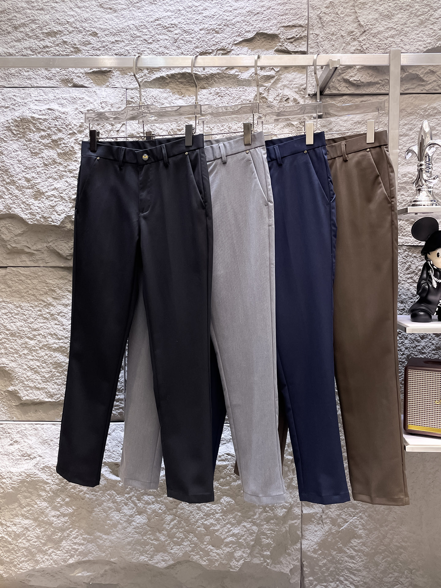 NO:877314,FENDI Fendi casual pants, trousers, new style, four-season style, special fabric for advanced custom pants, customized original hardware, heavy craftsmanship, fine turning and wiring, customized fabric, soft and comfortable, significant texture, exquisite accessories, great upper body effect, complete three standards, standard size 29-38, no 35 (shipped next day),,fendi,fendi,19860909FENDI芬迪 休闲裤 西裤 新款 四季款 高级定制裤子专用面料 定制原版五金 重工工艺打造 车工走线精细 定制面料 柔软舒适 质感显著 辅料精美 上身效果超赞 三标齐全 标准尺码29-38,无35（隔天出货）,,fendi,fendi,,Men's clothing