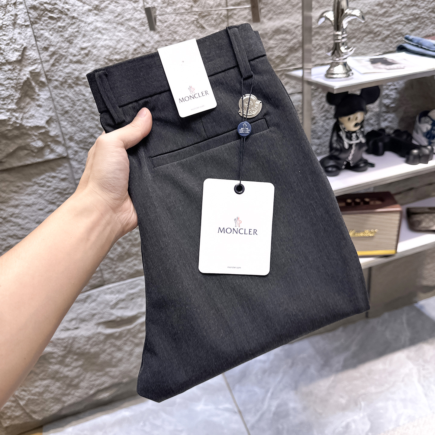 NO:938203,MONCLER muzzle casual pants, trousers, new style, four seasons, special fabric for advanced custom pants, customized original hardware, heavy craftsmanship, fine turning and routing, customized fabric, soft and comfortable, significant texture, exquisite accessories, great upper body effect, complete three standards, standard size 29-38, no 35 (shipped next day),,Moncler,19860909MONCLER蒙口 休闲裤 西裤 新款 四季款 高级定制裤子专用面料 定制原版五金 重工工艺打造 车工走线精细 定制面料 柔软舒适 质感显著 辅料精美 上身效果超赞 三标齐全 标准尺码29-38,无35（隔天出货）,,Moncler,,Men's clothing