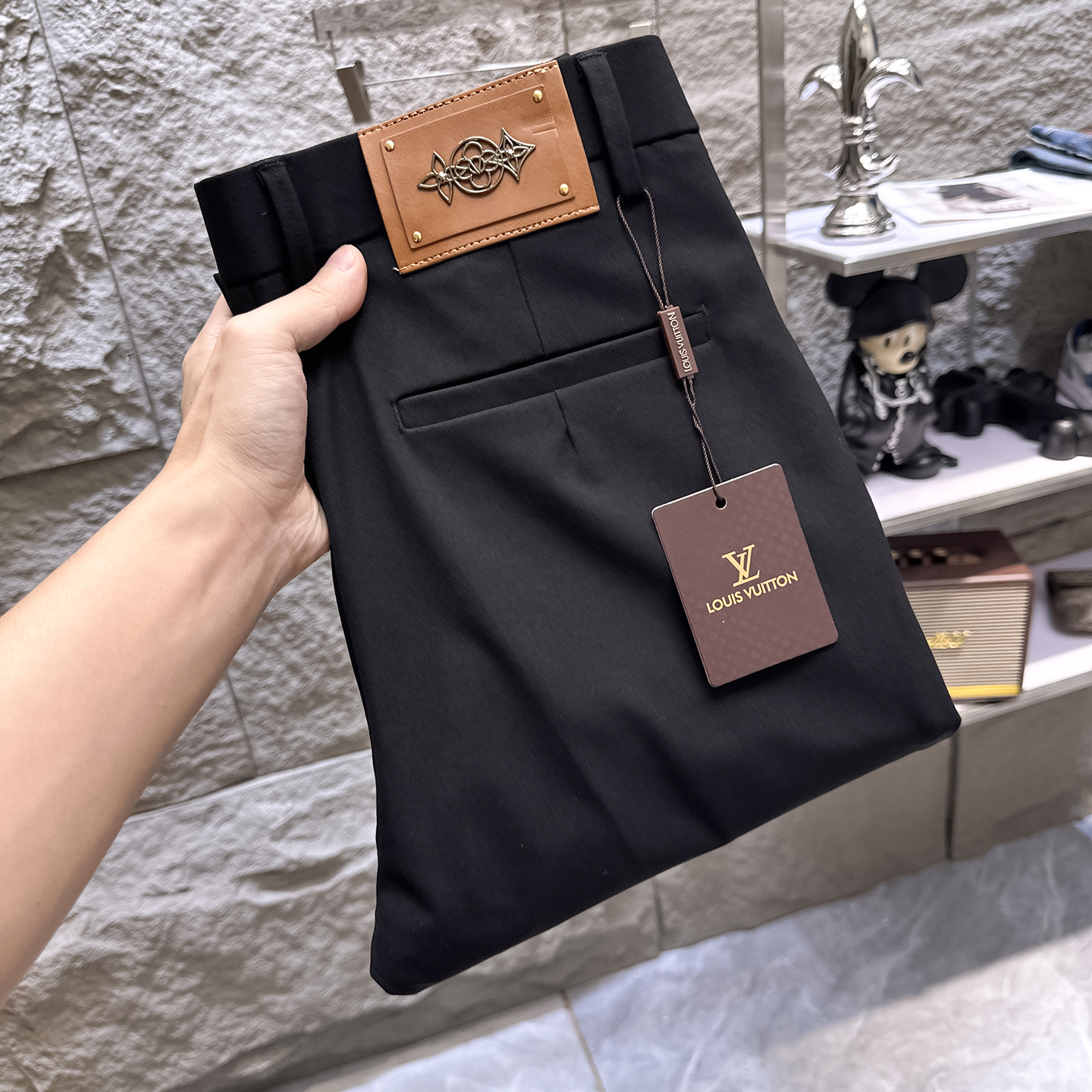 NO:916275,LV Louis Vuitton casual pants, trousers, new style, four seasons, special fabric for advanced custom pants, customized original hardware, heavy craftsmanship, fine turning and routing, customized fabric, soft and comfortable, significant texture, exquisite accessories, excellent upper body effect, complete three standards, standard size 29-38, no 35 (shipped next day),, louis vuitton, louis vuitton,19860909LV路易威登 休闲裤 西裤 新款 四季款 高级定制裤子专用面料 定制原版五金 重工工艺打造 车工走线精细 定制面料 柔软舒适 质感显著 辅料精美 上身效果超赞 三标齐全 标准尺码29-38,无35（隔天出货）,,louis vuitton,louis vuitton,,Men's clothing