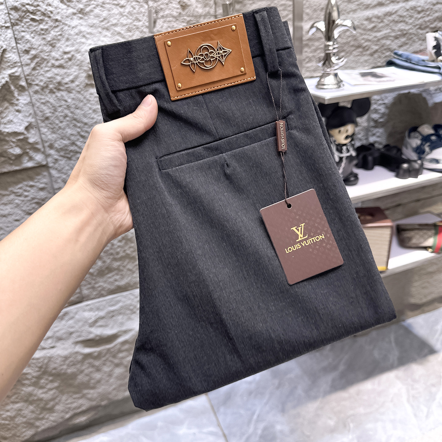 NO:938191,LV Louis Vuitton casual pants, trousers, new style, four seasons, special fabric for advanced custom pants, customized original hardware, heavy craftsmanship, fine turning and routing, customized fabric, soft and comfortable, significant texture, exquisite accessories, excellent upper body effect, complete three standards, standard size 29-38, no 35 (shipped next day),, louis vuitton, louis vuitton,19860909LV路易威登 休闲裤 西裤 新款 四季款 高级定制裤子专用面料 定制原版五金 重工工艺打造 车工走线精细 定制面料 柔软舒适 质感显著 辅料精美 上身效果超赞 三标齐全 标准尺码29-38,无35（隔天出货）,,louis vuitton,louis vuitton,,Men's clothing