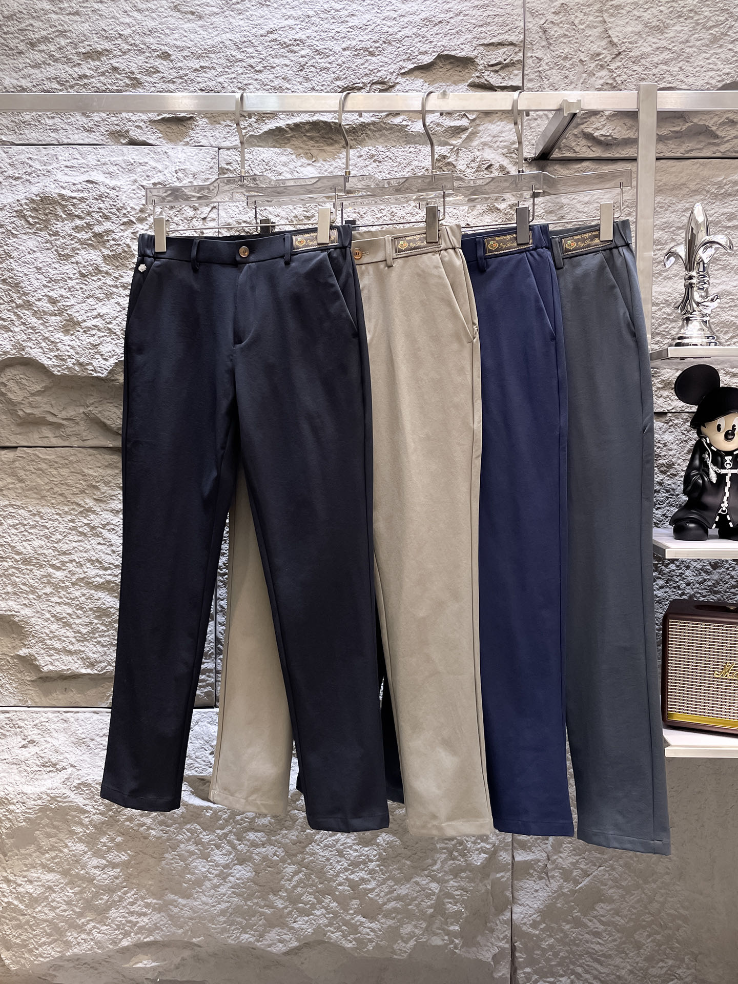 NO:877322,LP Nuoyou Piana casual pants, trousers, new style, four seasons, special fabric for advanced custom pants, customized original hardware, heavy craftsmanship, fine turning and routing, customized fabric, soft and comfortable, significant texture, exquisite accessories, great upper body effect, complete three standards, standard size 29-38, no 35 (shipped next day),,loro piana,19860909LP诺悠翩雅 休闲裤 西裤 新款 四季款 高级定制裤子专用面料 定制原版五金 重工工艺打造 车工走线精细 定制面料 柔软舒适 质感显著 辅料精美 上身效果超赞 三标齐全 标准尺码29-38,无35（隔天出货）,,loro piana,,Men's clothing