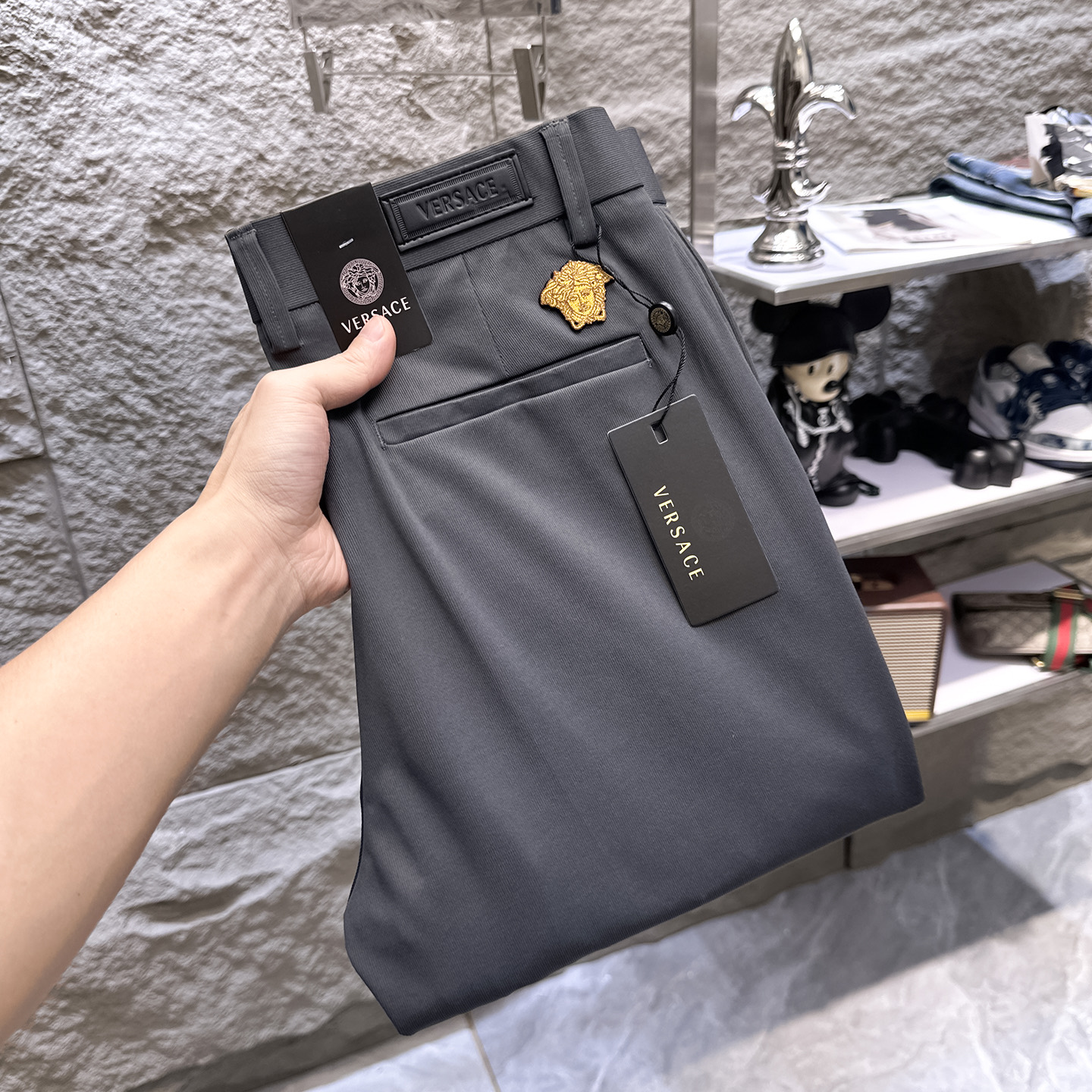 NO:932902,VERSACE Versace casual pants, trousers, new style, four-season style, special fabric for advanced custom pants, customized original hardware, heavy craftsmanship, fine turning and routing, customized fabric, soft and comfortable, significant texture, exquisite accessories, great upper body effect, complete three standards, standard size 29-38, no 35 (shipped next day),,versace,versace,19860909VERSACE范思哲 休闲裤 西裤 新款 四季款 高级定制裤子专用面料 定制原版五金 重工工艺打造 车工走线精细 定制面料 柔软舒适 质感显著 辅料精美 上身效果超赞 三标齐全 标准尺码29-38,无35（隔天出货）,,versace,versace,,Men's clothing