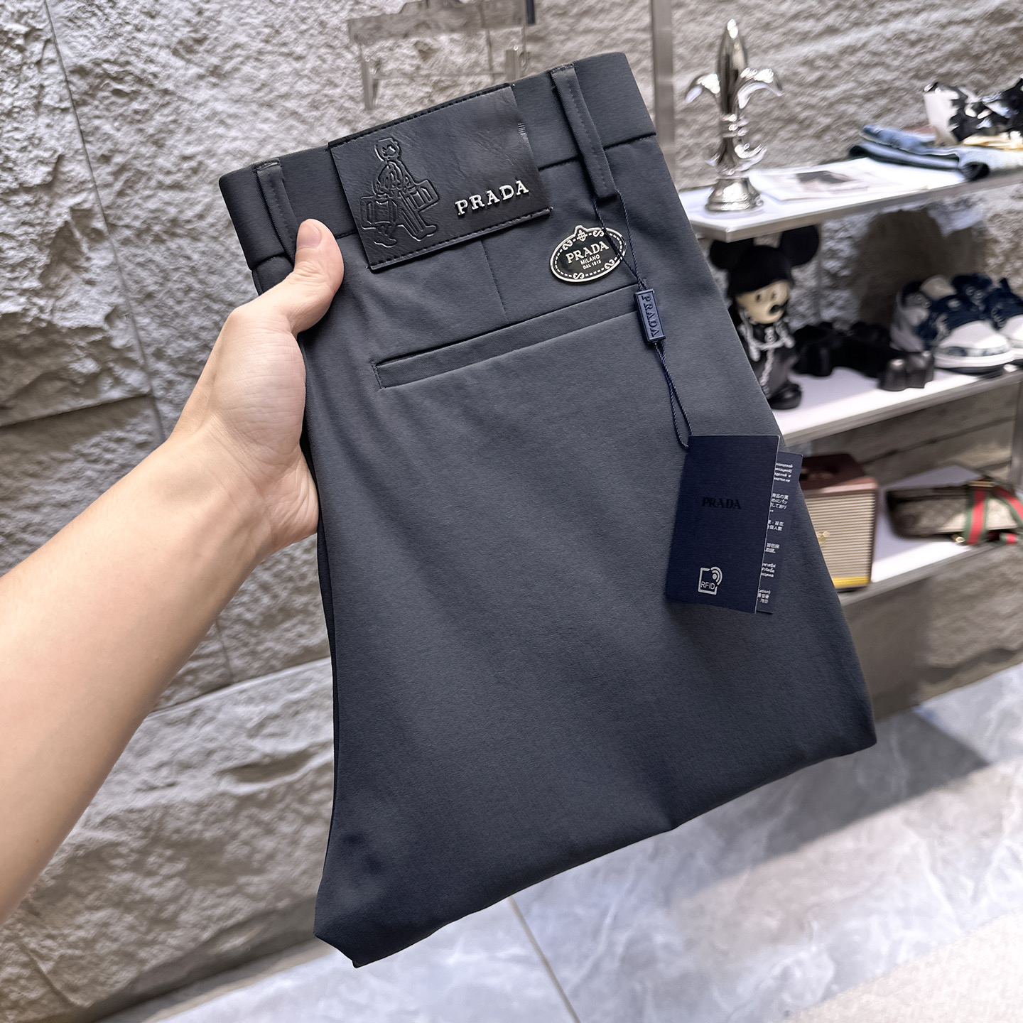 NO:938200,PRADA Casual pants, trousers, new style, four seasons, special fabric for advanced custom pants, customized original hardware, heavy craftsmanship, fine turning and wiring, customized fabric, soft and comfortable, significant texture, exquisite accessories, great upper body effect, complete three standards, standard size 29-38, no 35 (shipped next day),, prada, prada,19860909PRADA普拉达 休闲裤 西裤 新款 四季款 高级定制裤子专用面料 定制原版五金 重工工艺打造 车工走线精细 定制面料 柔软舒适 质感显著 辅料精美 上身效果超赞 三标齐全 标准尺码29-38,无35（隔天出货）,,prada,prada,,Men's clothing