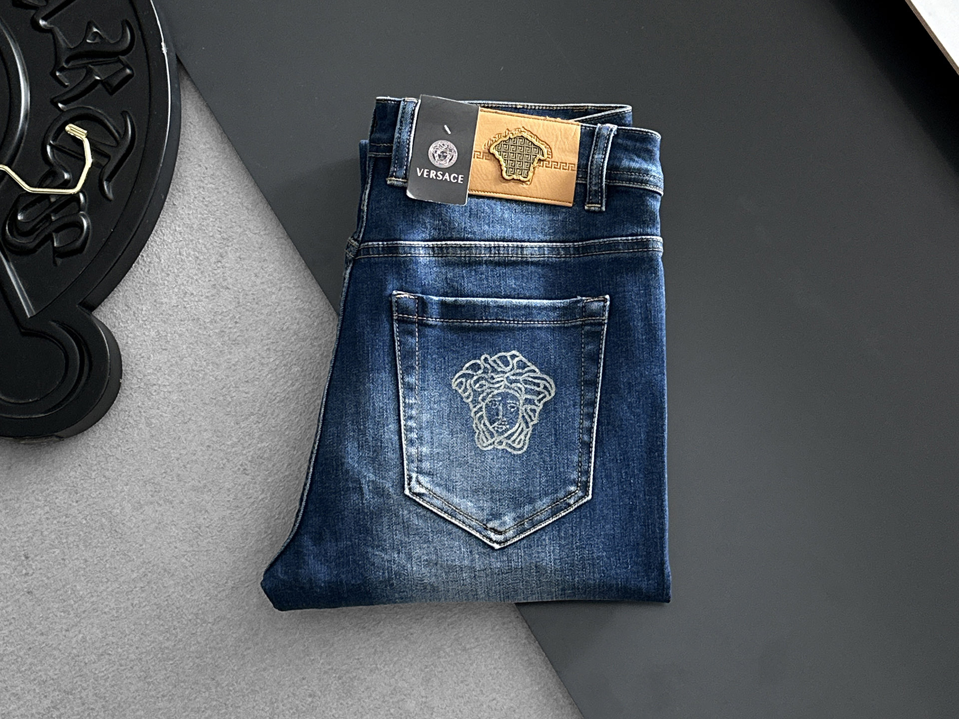 NO:937017,VERSACE Versace 2026 new men's jeans. The fabric has good elasticity. Exclusively available on the official website. Fashionable and elegant. Heavy craftsmanship design. Using original color yeast washing process. Selected imported heavyweight denim denim fabric. Equipped with counter hardware decoration. Genuine leather label. Exquisite stitching. Big brand style. Worth having. Size 28-38, shipped next day,,versace,versace,jeans,19860909VERSACE范思哲 2026新品男士牛仔裤 面料弹性好.独家发售 官网同步 时尚优雅 重工艺设计.采用原色酵母水洗工艺 精选进口重磅丹宁牛仔面料 配专柜五金装饰 真皮皮牌 精致车线 大牌风范 值得拥有.码数28-38,隔天出货,,versace,versace,jeans,,Men's clothing