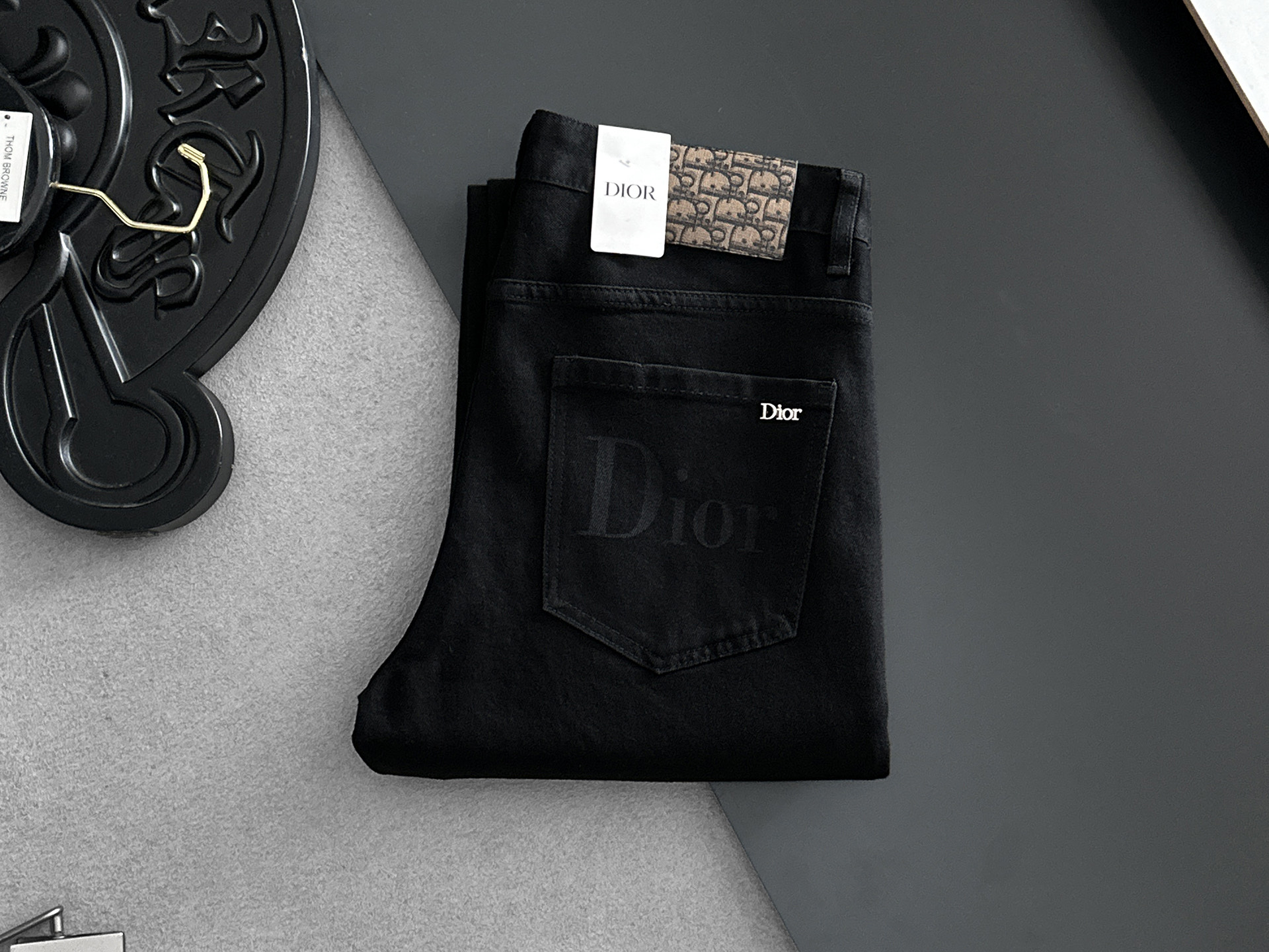 NO:937013,DIOR Dior's 2026 new men's jeans are made of good elasticity. Exclusively available on the official website. Fashionable and elegant. Heavy craftsmanship design. Using original color yeast washing process. Selected imported heavy denim denim fabric. Equipped with counter hardware decoration. Genuine leather label. Exquisite stitching. Big brand style. Worth owning. Size 28-38, shipped next day, dior, dior, jeans,19860909DIOR迪奥 2026新品男士牛仔裤 面料弹性好.独家发售 官网同步 时尚优雅 重工艺设计.采用原色酵母水洗工艺 精选进口重磅丹宁牛仔面料 配专柜五金装饰 真皮皮牌 精致车线 大牌风范 值得拥有.码数28-38,隔天出货,,dior,dior,jeans,,Men's clothing