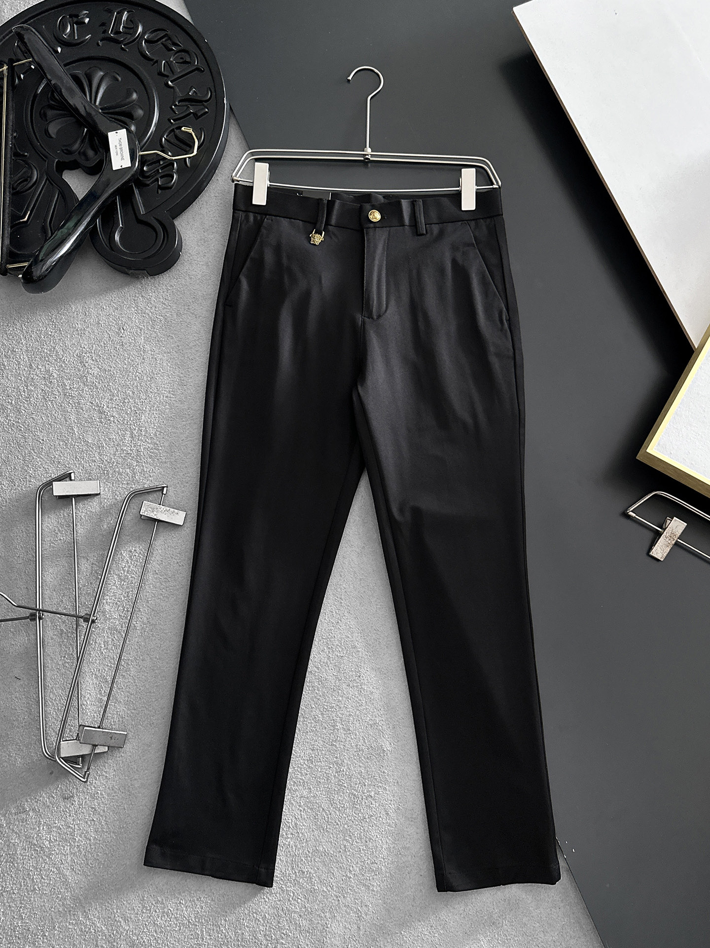 NO:934675,VERSACE Versace casual pants, trousers, new style, four-season style, special fabric for advanced custom pants, customized original hardware, heavy craftsmanship, fine turning and routing, customized fabric, soft and comfortable, significant texture, exquisite accessories, great upper body effect, complete three standards, standard size 29-38, no 35 (shipped next day),,versace,versace,19860909VERSACE范思哲 休闲裤 西裤 新款 四季款 高级定制裤子专用面料 定制原版五金 重工工艺打造 车工走线精细 定制面料 柔软舒适 质感显著 辅料精美 上身效果超赞 三标齐全 标准尺码29-38,无35（隔天出货）,,versace,versace,,Men's clothing