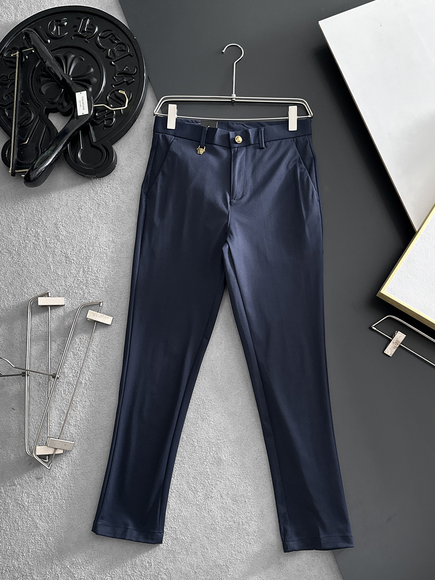 NO:934671,VERSACE Versace casual pants, trousers, new style, four-season style, special fabric for advanced custom pants, customized original hardware, heavy craftsmanship, fine turning and routing, customized fabric, soft and comfortable, significant texture, exquisite accessories, great upper body effect, complete three standards, standard size 29-38, no 35 (shipped next day),,versace,versace,19860909VERSACE范思哲 休闲裤 西裤 新款 四季款 高级定制裤子专用面料 定制原版五金 重工工艺打造 车工走线精细 定制面料 柔软舒适 质感显著 辅料精美 上身效果超赞 三标齐全 标准尺码29-38,无35（隔天出货）,,versace,versace,,Men's clothing