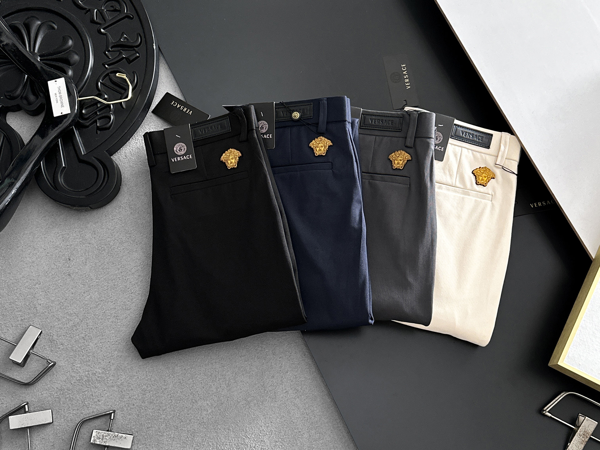 NO:908296,VERSACE Versace casual pants, trousers, new style, four-season style, special fabric for advanced custom pants, customized original hardware, heavy craftsmanship, fine turning and routing, customized fabric, soft and comfortable, significant texture, exquisite accessories, great upper body effect, complete three standards, standard size 29-38, no 35 (shipped next day),,versace,versace,19860909VERSACE范思哲 休闲裤 西裤 新款 四季款 高级定制裤子专用面料 定制原版五金 重工工艺打造 车工走线精细 定制面料 柔软舒适 质感显著 辅料精美 上身效果超赞 三标齐全 标准尺码29-38,无35（隔天出货）,,versace,versace,,Men's clothing