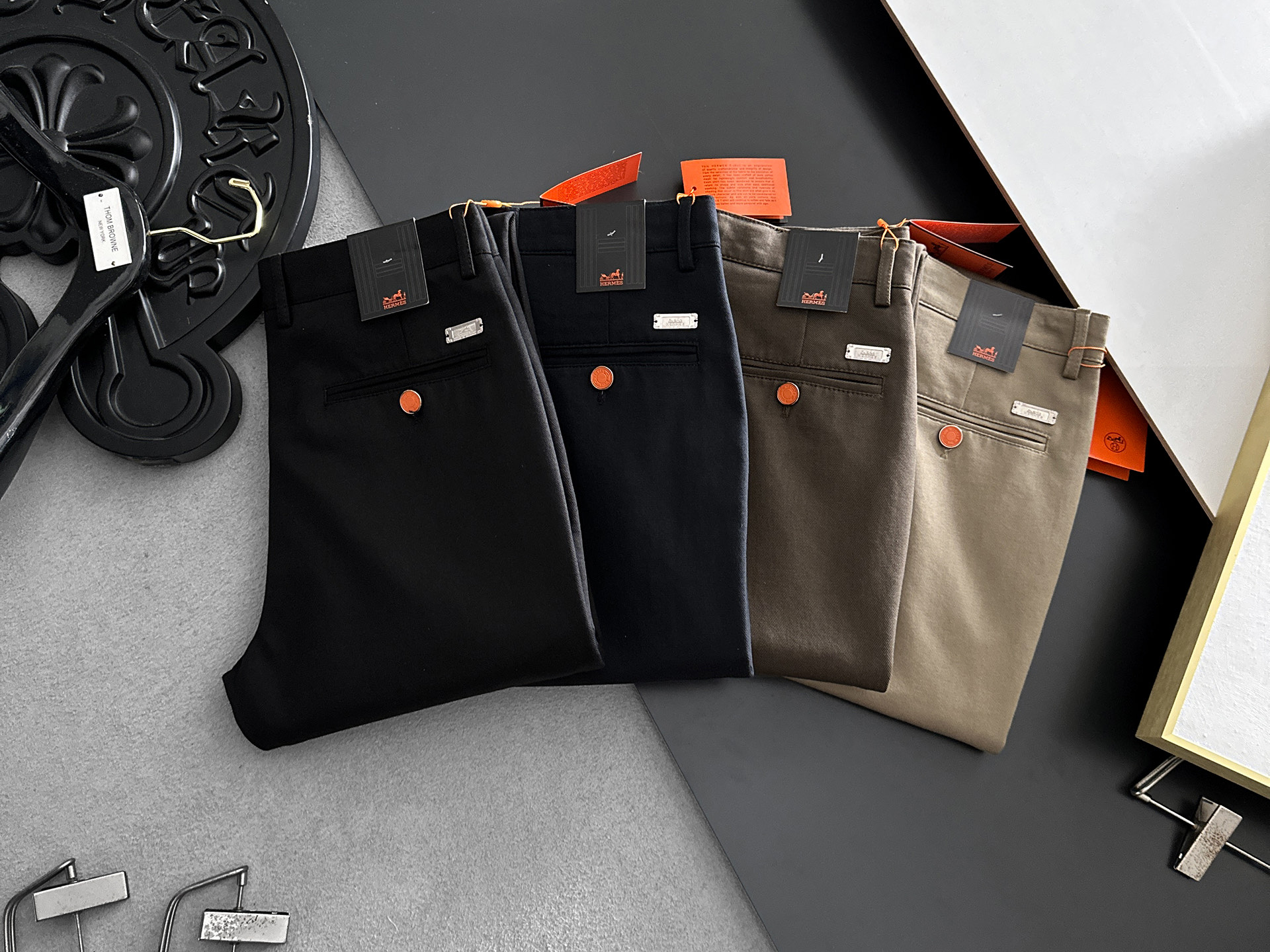 NO:932533,HERMES casual pants, trousers, new style, four seasons, special fabric for advanced custom trousers, customized original hardware, heavy craftsmanship, fine turning and routing, customized fabric, soft and comfortable, significant texture, exquisite accessories, great upper body effect, complete three standards, standard size 30-40, no 35 (shipped next day),, hermes, hermes,19860909HERMES爱马仕 休闲裤 西裤 新款 四季款 高级定制裤子专用面料 定制原版五金 重工工艺打造 车工走线精细 定制面料 柔软舒适 质感显著 辅料精美 上身效果超赞 三标齐全 标准尺码30-40,无35（隔天出货）,,hermes,hermes,,Men's clothing