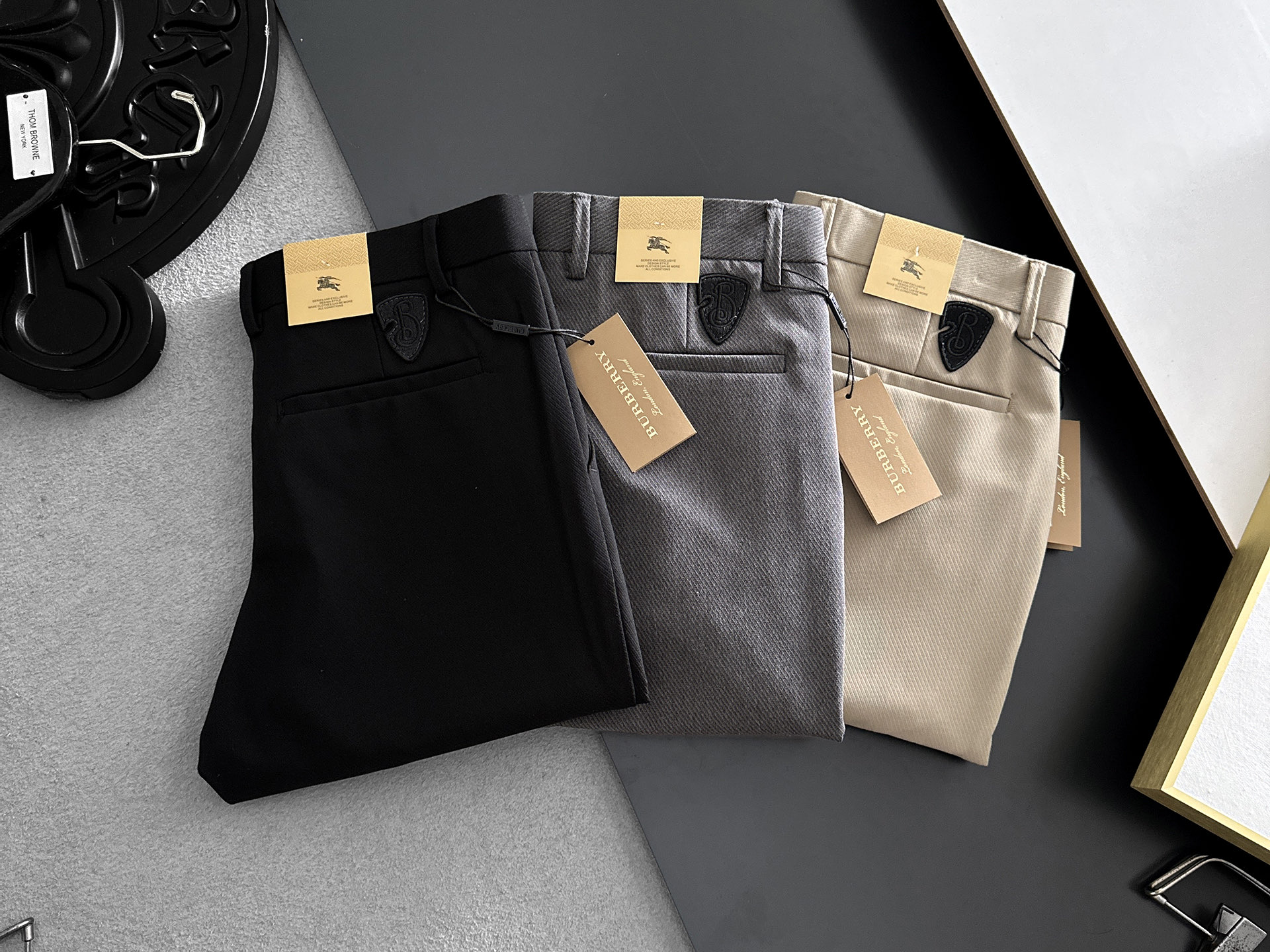 NO:908291,BURBERRY casual pants, trousers, new style, four seasons, special fabric for advanced custom pants, customized original hardware, heavy craftsmanship, fine lathe wiring, customized fabric, soft and comfortable, significant texture, exquisite accessories, great upper body effect, complete three standards, standard size 29-38, no 35 (shipped next day),, burberry, burberry,19860909BURBERRY巴宝莉 休闲裤 西裤 新款 四季款 高级定制裤子专用面料 定制原版五金 重工工艺打造 车工走线精细 定制面料 柔软舒适 质感显著 辅料精美 上身效果超赞 三标齐全 标准尺码29-38,无35（隔天出货）,,burberry,burberry,,Men's clothing