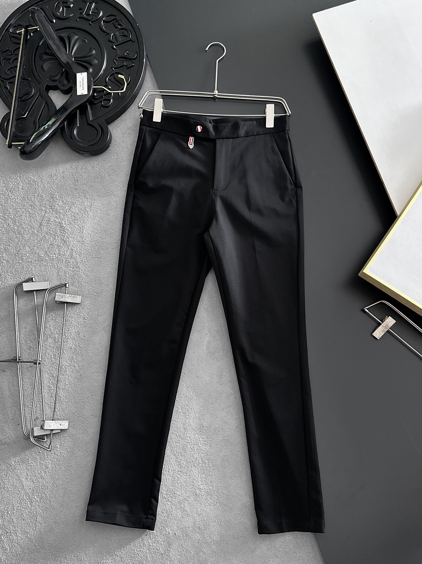 NO:863530,TB Thom Brown casual pants, trousers, new style, four seasons, special fabric for advanced custom trousers, customized original hardware, heavy craftsmanship, fine turning and wiring, customized fabric, soft and comfortable, significant texture, exquisite accessories, great upper body effect, complete three standards, standard size 29-36, no 35 (shipped next day),,thom browne,19860909TB汤姆布朗 休闲裤 西裤 新款 四季款 高级定制裤子专用面料 定制原版五金 重工工艺打造 车工走线精细 定制面料 柔软舒适 质感显著 辅料精美 上身效果超赞 三标齐全 标准尺码29-36,无35（隔天出货）,,thom browne,,Men's clothing