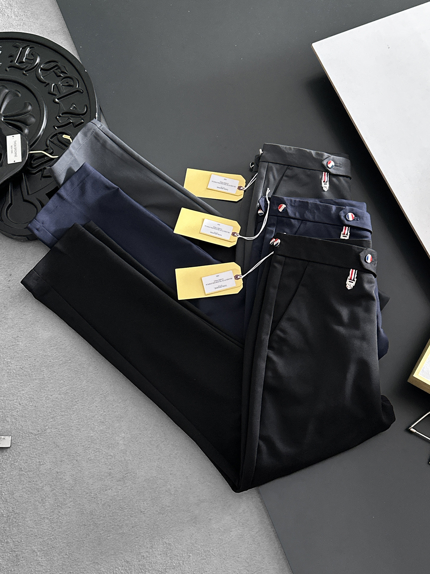 NO:863552,TB Thom Brown casual pants, trousers, new style, four seasons, special fabric for advanced custom trousers, customized original hardware, heavy craftsmanship, fine turning and wiring, customized fabric, soft and comfortable, significant texture, exquisite accessories, great upper body effect, complete three standards, standard size 29-36, no 35 (shipped next day),,thom browne,19860909TB汤姆布朗 休闲裤 西裤 新款 四季款 高级定制裤子专用面料 定制原版五金 重工工艺打造 车工走线精细 定制面料 柔软舒适 质感显著 辅料精美 上身效果超赞 三标齐全 标准尺码29-36,无35（隔天出货）,,thom browne,,Men's clothing