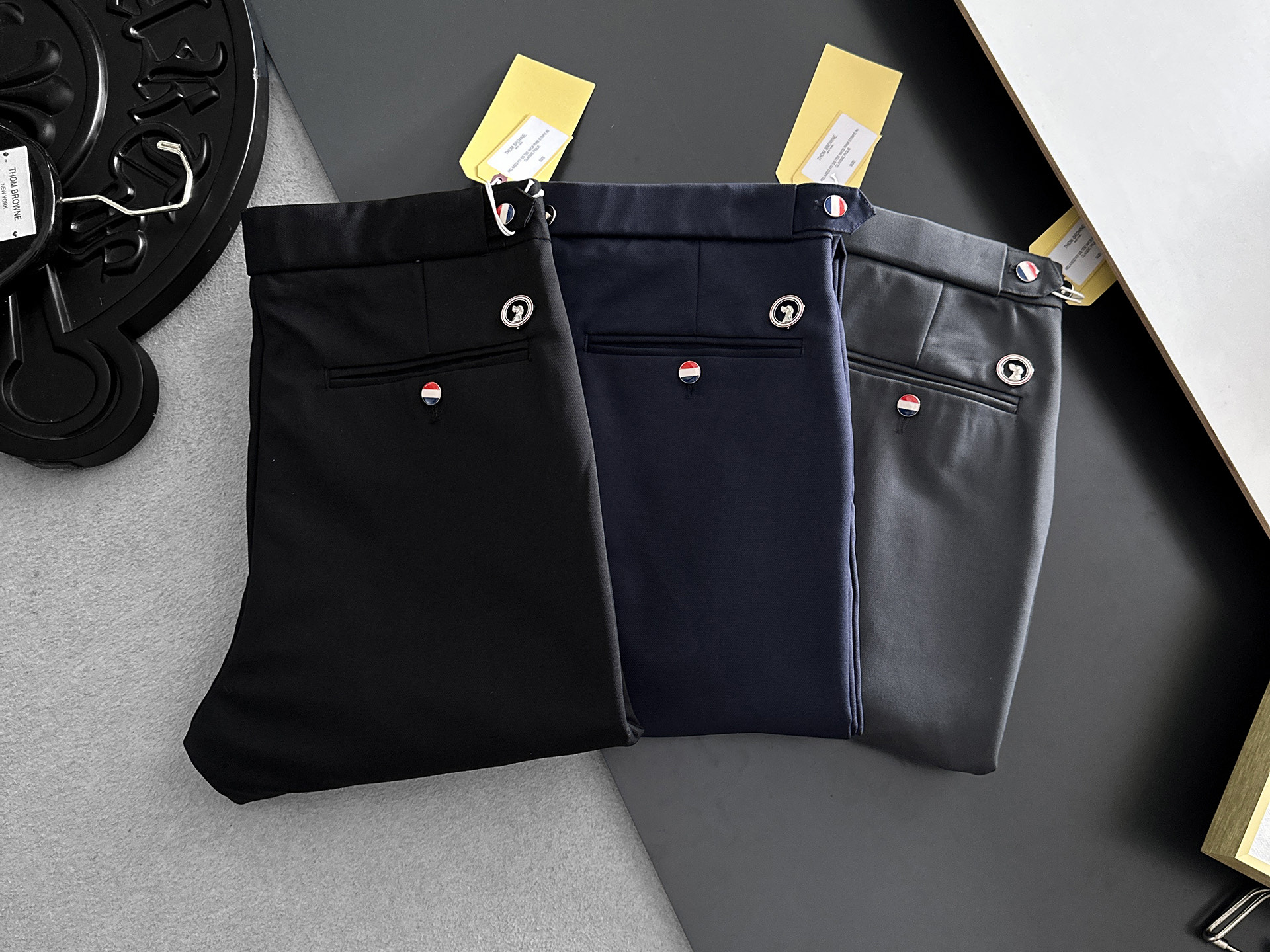NO:863574,TB Thom Brown casual pants, trousers, new style, four seasons, special fabric for advanced custom trousers, customized original hardware, heavy craftsmanship, fine turning and wiring, customized fabric, soft and comfortable, significant texture, exquisite accessories, great upper body effect, complete three standards, standard size 29-36, no 35 (shipped next day),,thom browne,19860909TB汤姆布朗 休闲裤 西裤 新款 四季款 高级定制裤子专用面料 定制原版五金 重工工艺打造 车工走线精细 定制面料 柔软舒适 质感显著 辅料精美 上身效果超赞 三标齐全 标准尺码29-36,无35（隔天出货）,,thom browne,,Men's clothing