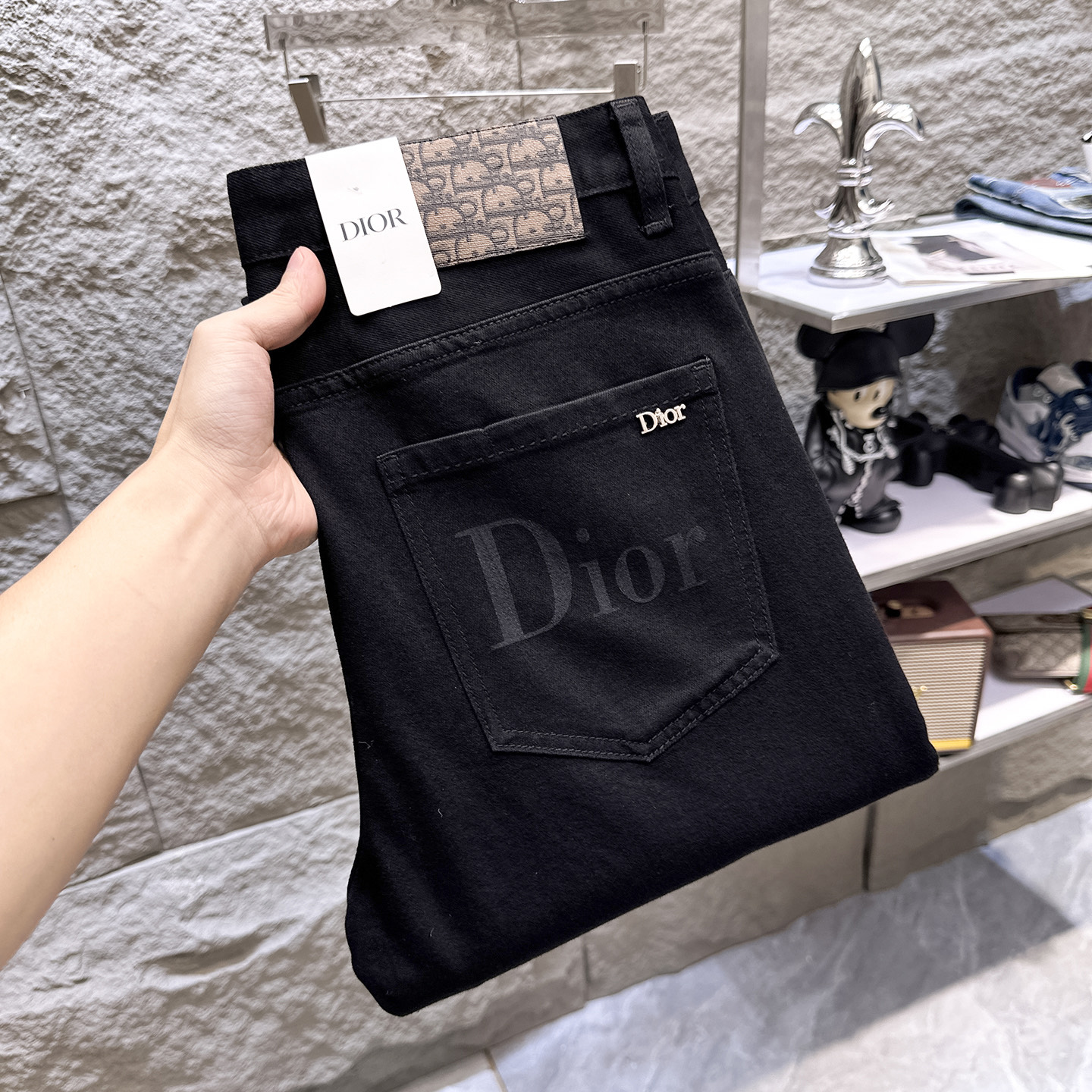 NO:910963,DIOR Dior's 2026 new men's jeans. The fabric is very elastic. Exclusively available on the official website. Fashionable and elegant. Heavy craftsmanship design. Using original color yeast washing process. Selected imported heavy denim denim fabric. Equipped with counter hardware decoration. Genuine leather label. Exquisite stitching. Big brand style. Worth having. Size 28-38, shipped next day, dior, dior, jeans,19860909DIOR迪奥 2026新品男士牛仔裤 面料弹性好.独家发售 官网同步 时尚优雅 重工艺设计.采用原色酵母水洗工艺 精选进口重磅丹宁牛仔面料 配专柜五金装饰 真皮皮牌 精致车线 大牌风范 值得拥有.码数28-38,隔天出货,,dior,dior,jeans,,Men's clothing