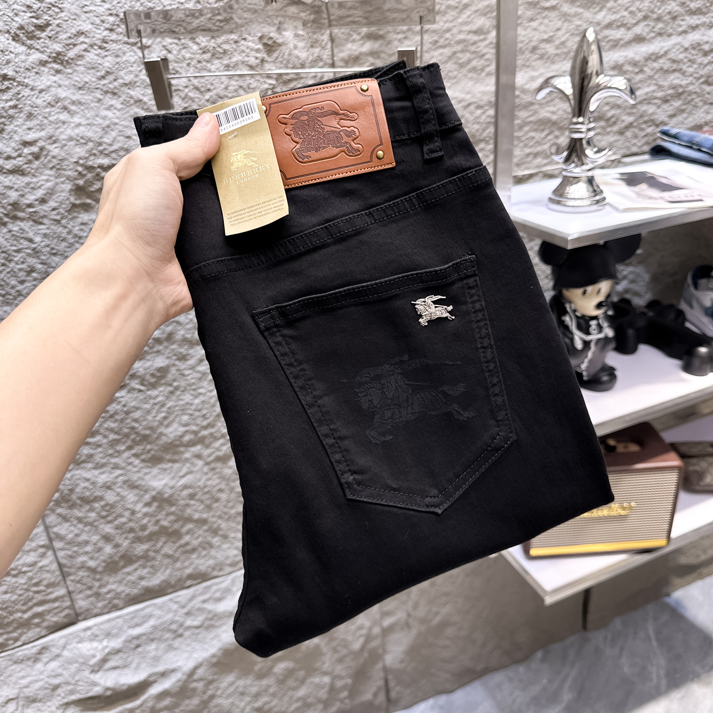 NO:932466,BURBERRY 2026 new men's jeans. The fabric has good elasticity. Exclusively sold on the official website. Fashionable and elegant. Heavy craftsmanship design. Using original color yeast washing process. Selected imported heavy denim denim fabric. Equipped with counter hardware decoration. Genuine leather label. Exquisite stitching. Big brand style. Worth owning. Size 28-38, shipped next day, burberry, burberry, jeans,19860909BURBERRY巴宝莉 2026新品男士牛仔裤 面料弹性好.独家发售 官网同步 时尚优雅 重工艺设计.采用原色酵母水洗工艺 精选进口重磅丹宁牛仔面料 配专柜五金装饰 真皮皮牌 精致车线 大牌风范 值得拥有.码数28-38,隔天出货,,burberry,burberry,jeans,,Men's clothing