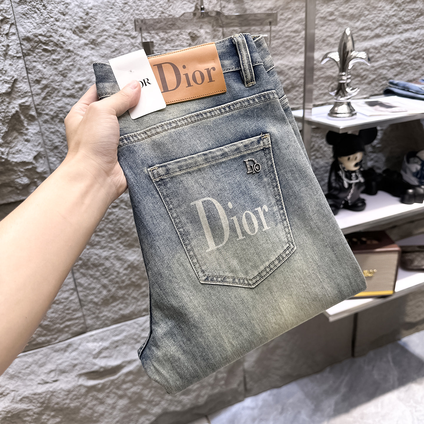 NO:932473,DIOR Dior's 2026 new men's jeans are made of good elasticity. Exclusively available on the official website. Fashionable and elegant. Heavy craftsmanship design. Using original color yeast washing process. Selected imported heavy denim denim fabric. Equipped with counter hardware decoration. Genuine leather label. Exquisite stitching. Big brand style. Worth owning. Size 28-38, shipped next day, dior, dior, jeans,19860909DIOR迪奥 2026新品男士牛仔裤 面料弹性好.独家发售 官网同步 时尚优雅 重工艺设计.采用原色酵母水洗工艺 精选进口重磅丹宁牛仔面料 配专柜五金装饰 真皮皮牌 精致车线 大牌风范 值得拥有.码数28-38,隔天出货,,dior,dior,jeans,,Men's clothing