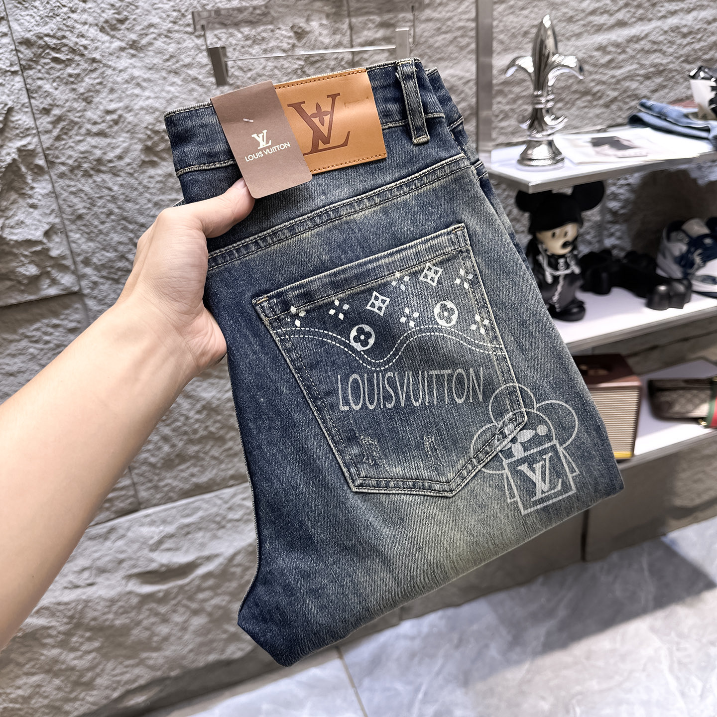 NO:910938,LV Louis Vuitton's 2026 new men's jeans are made of good elasticity. Exclusively available on the official website. Fashionable and elegant. Designed with heavy craftsmanship. Using original color yeast washing process. Selected imported heavyweight denim denim fabric. Equipped with counter hardware decoration. Genuine leather label. Exquisite stitching. Big brand style. Worth having. Size 28-38, shipped next day,,louis vuitton,louis vuitton,jeans,19860909LV路易威登 2026新品男士牛仔裤 面料弹性好.独家发售 官网同步 时尚优雅 重工艺设计.采用原色酵母水洗工艺 精选进口重磅丹宁牛仔面料 配专柜五金装饰 真皮皮牌 精致车线 大牌风范 值得拥有.码数28-38,隔天出货,,louis vuitton,louis vuitton,jeans,,Men's clothing