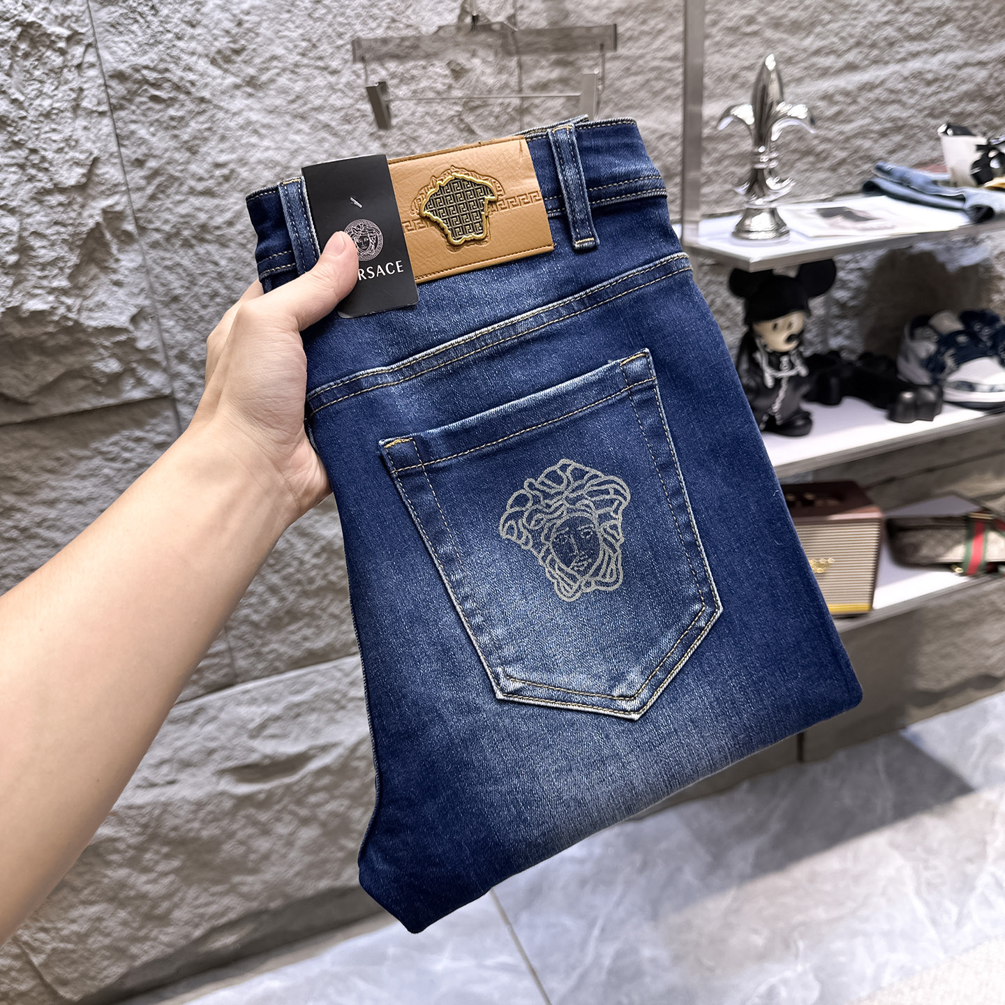 NO:910933,VERSACE Versace 2026 new men's jeans. The fabric has good elasticity. Exclusively available on the official website. Fashionable and elegant. Heavy craftsmanship design. Using original color yeast washing process. Selected imported heavyweight denim denim fabric. Equipped with counter hardware decoration. Genuine leather label. Exquisite stitching. Big brand style. Worth having. Size 28-38, shipped next day,,versace,versace,jeans,19860909VERSACE范思哲 2026新品男士牛仔裤 面料弹性好.独家发售 官网同步 时尚优雅 重工艺设计.采用原色酵母水洗工艺 精选进口重磅丹宁牛仔面料 配专柜五金装饰 真皮皮牌 精致车线 大牌风范 值得拥有.码数28-38,隔天出货,,versace,versace,jeans,,Men's clothing