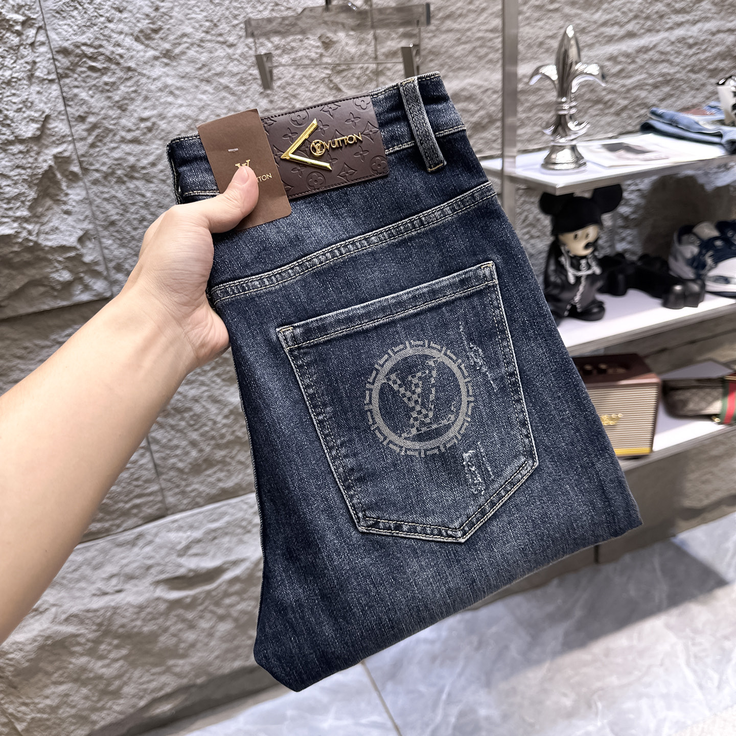 NO:936788,LV Louis Vuitton's 2026 new men's jeans have good fabric elasticity. Exclusively available on the official website. Fashionable and elegant. Heavy craftsmanship design. Using original color yeast washing process. Selected imported heavy denim denim fabric. Equipped with counter hardware decoration. Genuine leather label. Exquisite stitching. Big brand style. Worth owning. Size 28-38, shipped next day,,louis vuitton,louis vuitton,jeans,19860909LV路易威登 2026新品男士牛仔裤 面料弹性好.独家发售 官网同步 时尚优雅 重工艺设计.采用原色酵母水洗工艺 精选进口重磅丹宁牛仔面料 配专柜五金装饰 真皮皮牌 精致车线 大牌风范 值得拥有.码数28-38,隔天出货,,louis vuitton,louis vuitton,jeans,,Men's clothing