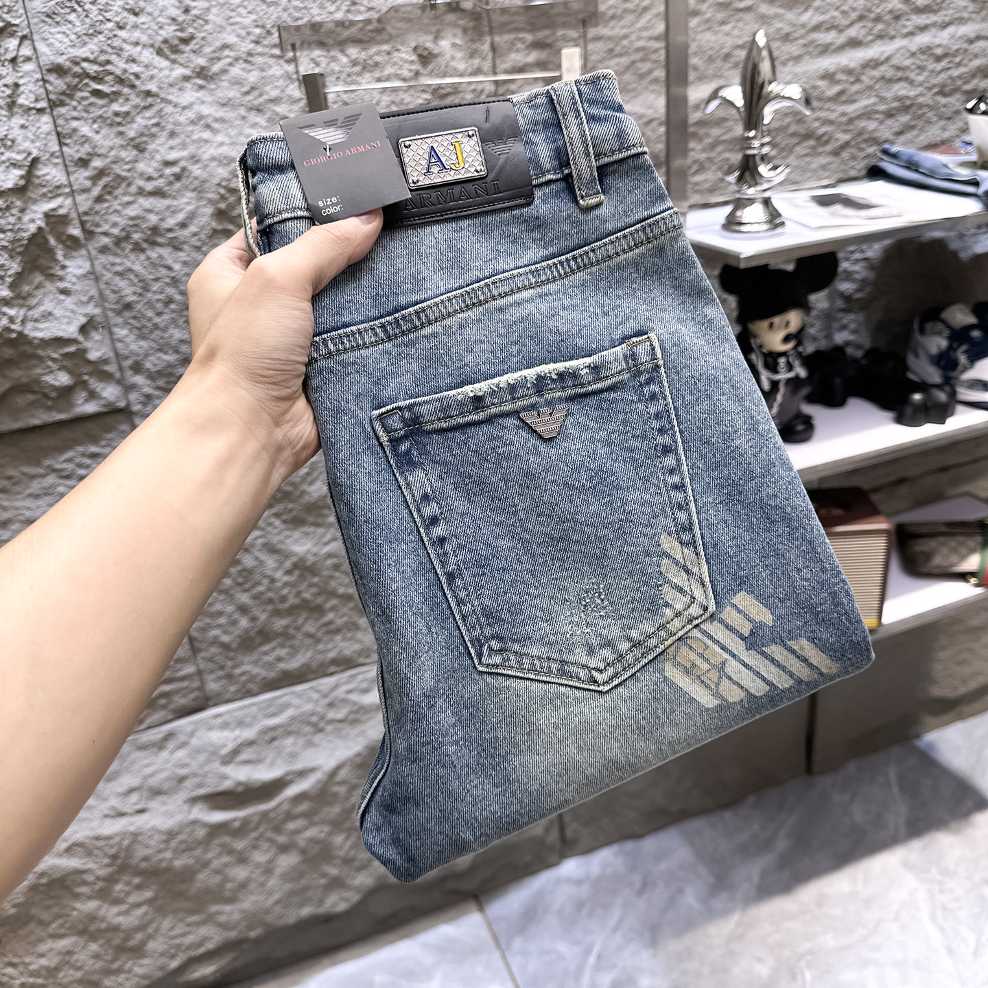 NO:910975,ARMANI Armani's 2026 new men's jeans. The fabric has good elasticity. Exclusively available on the official website. Fashionable and elegant. Heavy craftsmanship design. Using original color yeast washing process. Selected imported heavyweight denim denim fabric. Equipped with counter hardware decoration. Genuine leather label. Exquisite stitching. Big brand style. Worth having. Size 28-38, shipped next day, armani, armani, jeans,19860909ARMANI阿玛尼 2026新品男士牛仔裤 面料弹性好.独家发售 官网同步 时尚优雅 重工艺设计.采用原色酵母水洗工艺 精选进口重磅丹宁牛仔面料 配专柜五金装饰 真皮皮牌 精致车线 大牌风范 值得拥有.码数28-38,隔天出货,,armani,armani,jeans,,Men's clothing