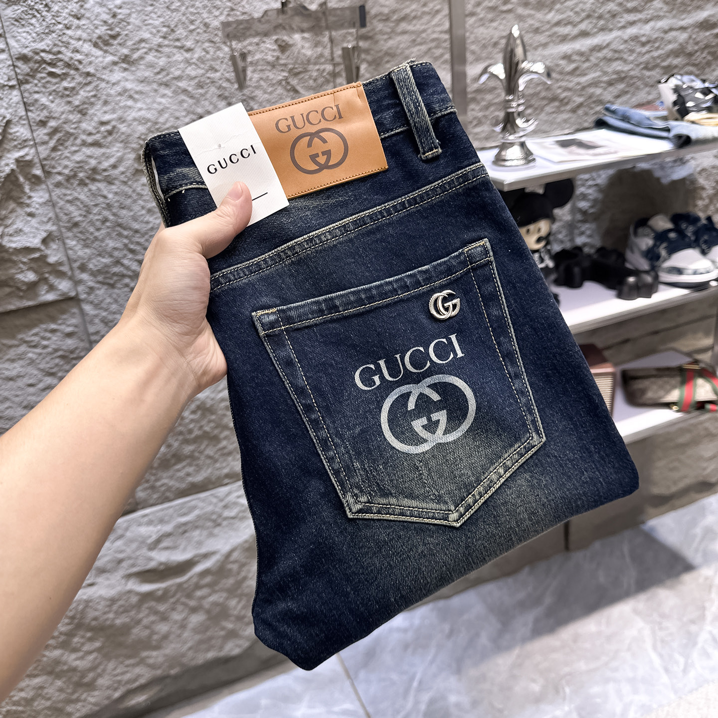 NO:910969,GUCCI Gucci 2026 new men's jeans. The fabric has good elasticity. Exclusively sold on the official website. Fashionable and elegant. Heavy craftsmanship design. Using original color yeast washing process. Selected imported heavy denim denim fabric. Equipped with counter hardware decoration. Genuine leather label. Exquisite stitching. Big brand style. Worth having. Size 28-38, shipped next day,,gucci,jeans,19860909GUCCI古奇 2026新品男士牛仔裤 面料弹性好.独家发售 官网同步 时尚优雅 重工艺设计.采用原色酵母水洗工艺 精选进口重磅丹宁牛仔面料 配专柜五金装饰 真皮皮牌 精致车线 大牌风范 值得拥有.码数28-38,隔天出货,,gucci,jeans,,Men's clothing