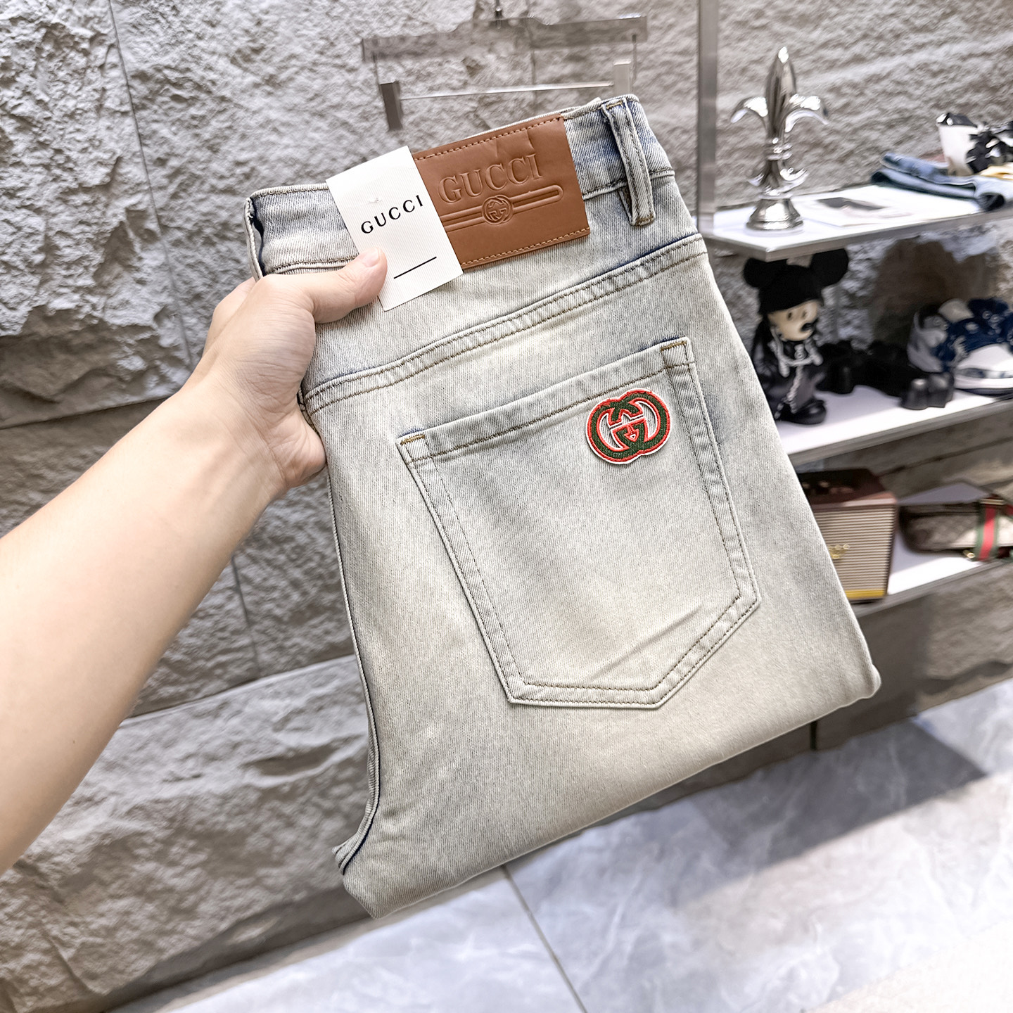 NO:932504,GUCCI Gucci 2026 new men's jeans. The fabric has good elasticity. Exclusively sold on the official website. Fashionable and elegant. Heavy craftsmanship design. Using original color yeast washing process. Selected imported heavy denim denim fabric. Equipped with counter hardware decoration. Genuine leather label. Exquisite stitching. Big brand style. Worth having. Size 28-38, shipped next day,,gucci,jeans,19860909GUCCI古奇 2026新品男士牛仔裤 面料弹性好.独家发售 官网同步 时尚优雅 重工艺设计.采用原色酵母水洗工艺 精选进口重磅丹宁牛仔面料 配专柜五金装饰 真皮皮牌 精致车线 大牌风范 值得拥有.码数28-38,隔天出货,,gucci,jeans,,Men's clothing