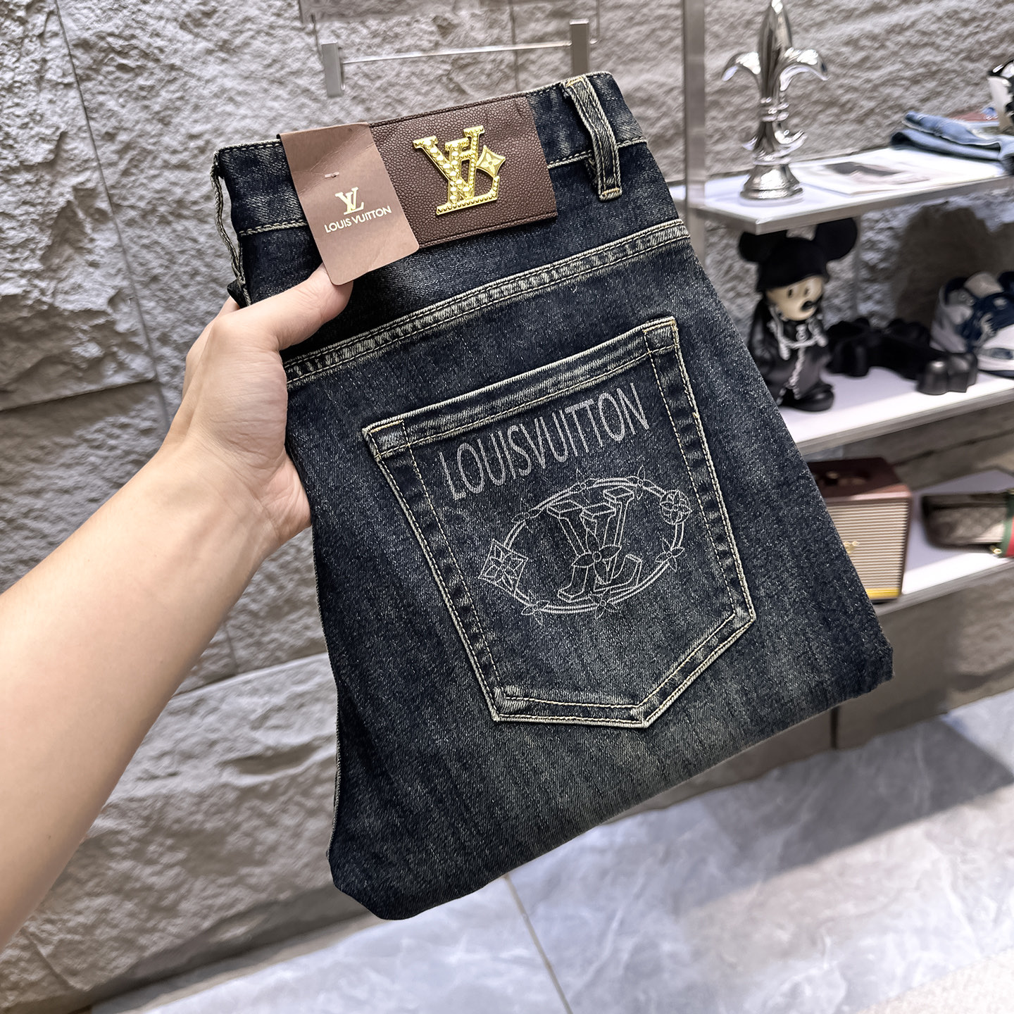 NO:932451,LV Louis Vuitton's 2026 new men's jeans have good fabric elasticity. Exclusively available on the official website. Fashionable and elegant. Heavy craftsmanship design. Using original color yeast washing process. Selected imported heavy denim denim fabric. Equipped with counter hardware decoration. Genuine leather label. Exquisite stitching. Big brand style. Worth owning. Size 28-38, shipped next day,,louis vuitton,louis vuitton,jeans,19860909LV路易威登 2026新品男士牛仔裤 面料弹性好.独家发售 官网同步 时尚优雅 重工艺设计.采用原色酵母水洗工艺 精选进口重磅丹宁牛仔面料 配专柜五金装饰 真皮皮牌 精致车线 大牌风范 值得拥有.码数28-38,隔天出货,,louis vuitton,louis vuitton,jeans,,Men's clothing
