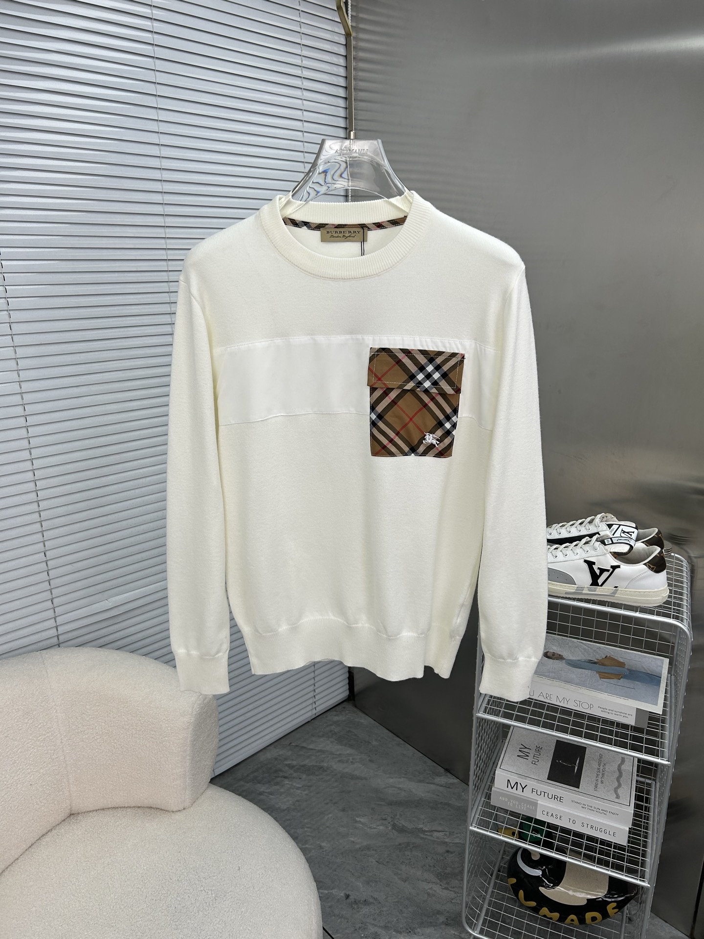 NO:595375,BURBERRY's 2025 Autumn and Winter original men's crew neck sweater, the new season's main focus is quite stunning in terms of color, craftsmanship, and elements. The high-tech workmanship logo shows a brand-new visual display. The sweater fabric is imported from the customer. It has excellent skin-friendliness. The details are extremely perfect and impeccable. The upper body effect is excellent and very eye-catching. The whole product is in good condition!  Size M-3XL, next day shipping k2,,burberry,burberry,sweaters,alexander wang19860909BURBERRY巴宝莉 2025秋冬原单男士圆领毛衣衫,新一季主打的无论颜色,工艺,元素颇为惊艳,高工艺做工logo展现,视觉上全新的展现,客供进口毛衣面料,亲肤性绝佳,细节极致完美,无可挑剔,上身效果非常出色,非常招眼吸睛 全品相！码数M-3XL,隔天出货 k2,,burberry,burberry,sweaters,alexander wang,Men's clothing