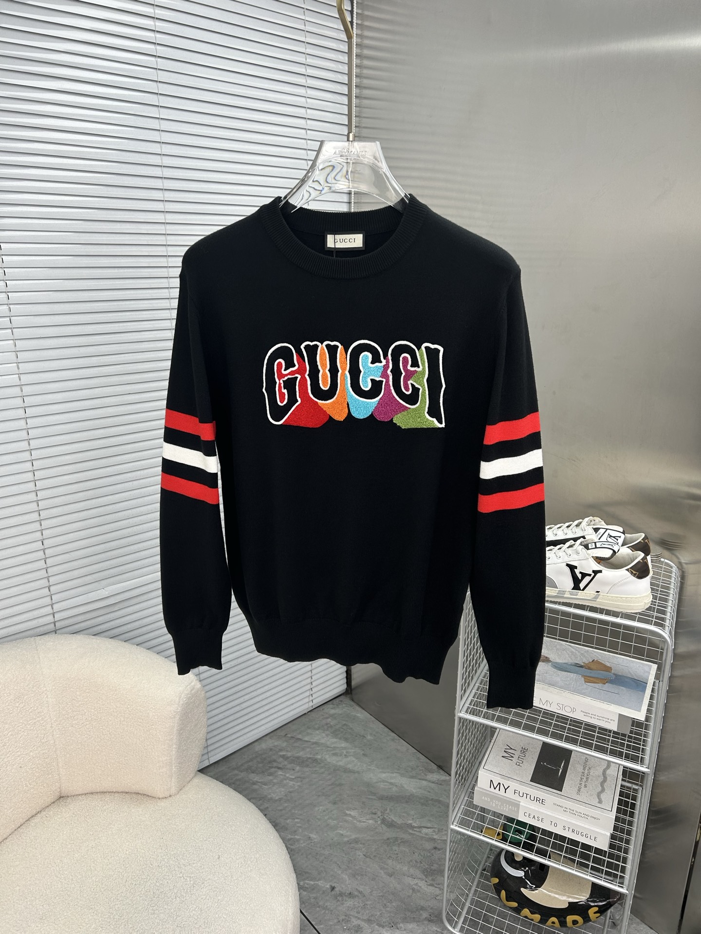 NO:595378,GUCCI Gucci 2025 autumn and winter original men's crew neck sweater, the new season's main focus is quite stunning in terms of color, craftsmanship, and elements. The high-tech workmanship logo is displayed, and it is a completely new visual display. The sweater fabric is imported from the customer. It has excellent skin-friendliness. The details are extremely perfect and impeccable. The upper body effect is excellent and very eye-catching. The whole product is in good condition!  Size M-3XL, next day shipping k2,,gucci,sweaters,alexander wang19860909GUCCI古奇 2025秋冬原单男士圆领毛衣衫,新一季主打的无论颜色,工艺,元素颇为惊艳,高工艺做工logo展现,视觉上全新的展现,客供进口毛衣面料,亲肤性绝佳,细节极致完美,无可挑剔,上身效果非常出色,非常招眼吸睛 全品相！码数M-3XL,隔天出货 k2,,gucci,sweaters,alexander wang,Men's clothing