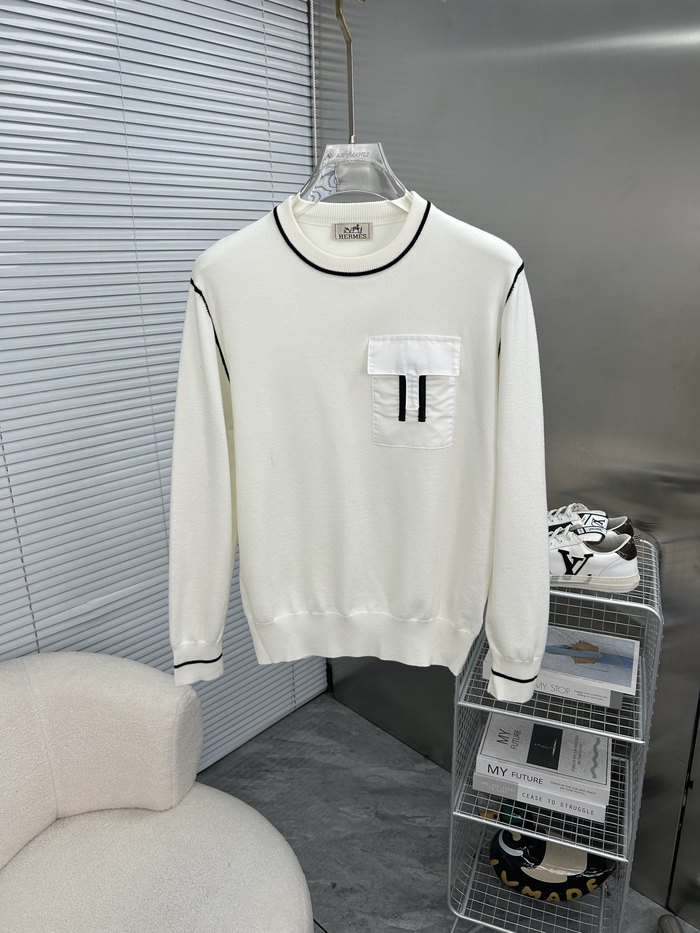 NO:595381,HERMES 2025 Autumn and Winter original men's crew neck sweater, the new season's main focus is quite stunning in terms of color, craftsmanship and elements. The high-tech workmanship logo shows a brand-new visual display. The sweater fabric is imported from the customer. It has excellent skin-friendliness. The details are extremely perfect and impeccable. The upper body effect is excellent and very eye-catching. The whole product!  Size M-3XL, next day shipping k2,,hermes,hermes,sweaters,alexander wang19860909HERMES爱马仕 2025秋冬原单男士圆领毛衣衫,新一季主打的无论颜色,工艺,元素颇为惊艳,高工艺做工logo展现,视觉上全新的展现,客供进口毛衣面料,亲肤性绝佳,细节极致完美,无可挑剔,上身效果非常出色,非常招眼吸睛 全品相！码数M-3XL,隔天出货 k2,,hermes,hermes,sweaters,alexander wang,Men's clothing