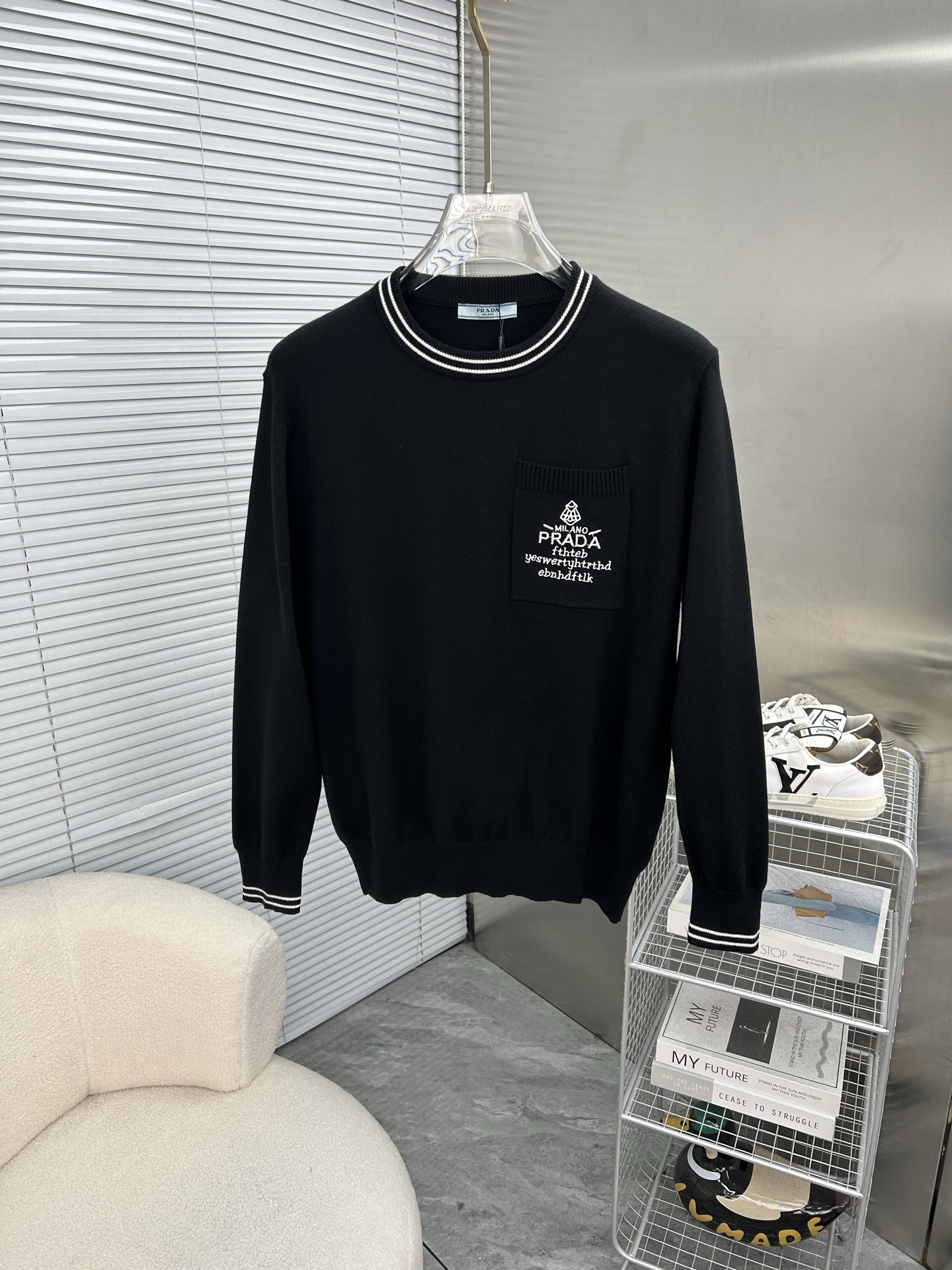 NO:595383,PRADA's 2025 autumn and winter original men's crew neck sweater, the new season's main focus is quite stunning in terms of color, craftsmanship, and elements. The high-tech workmanship logo shows a brand-new visual display. The sweater fabric is imported from the customer. It has excellent skin-friendliness. The details are extremely perfect and impeccable. The upper body effect is excellent and very eye-catching. The whole product is in good condition!  Size M-3XL, next day shipping k2,, prada, prada, sweaters, alexander wang19860909PRADA普拉达 2025秋冬原单男士圆领毛衣衫,新一季主打的无论颜色,工艺,元素颇为惊艳,高工艺做工logo展现,视觉上全新的展现,客供进口毛衣面料,亲肤性绝佳,细节极致完美,无可挑剔,上身效果非常出色,非常招眼吸睛 全品相！码数M-3XL,隔天出货 k2,,prada,prada,sweaters,alexander wang,Men's clothing