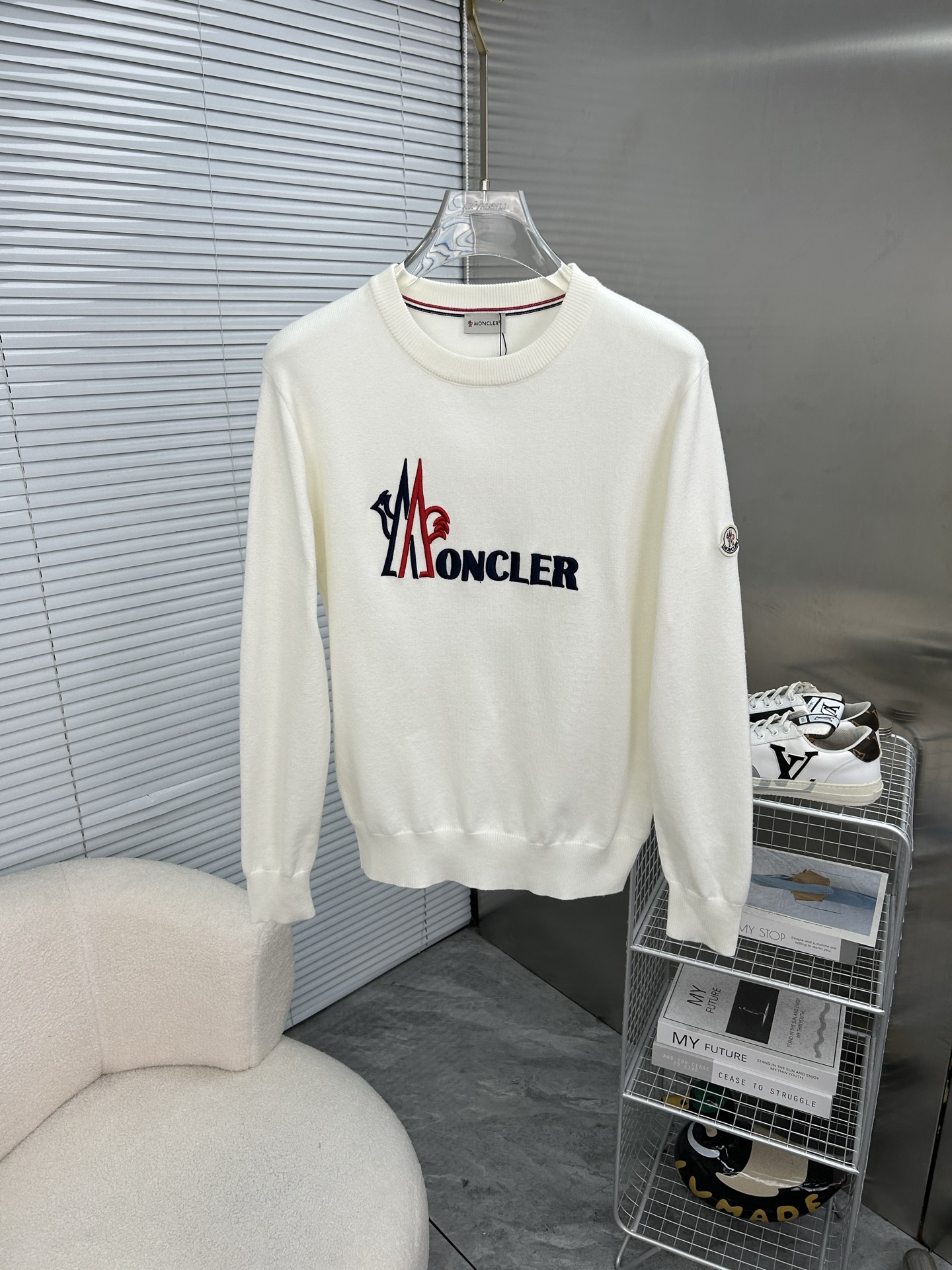 NO:595385,MONCLER 2025 Autumn and Winter original men's crew neck sweater, the new season's main focus is quite stunning in terms of color, craftsmanship, and elements. The high-tech workmanship logo shows a brand-new visual display. The sweater fabric is imported from the customer. It has excellent skin-friendliness. The details are extremely perfect and impeccable. The upper body effect is excellent and very eye-catching. The whole product is in good condition!  Size M-3XL, next day shipping k2,,Moncler,sweaters,alexander wang19860909MONCLER蒙口 2025秋冬原单男士圆领毛衣衫,新一季主打的无论颜色,工艺,元素颇为惊艳,高工艺做工logo展现,视觉上全新的展现,客供进口毛衣面料,亲肤性绝佳,细节极致完美,无可挑剔,上身效果非常出色,非常招眼吸睛 全品相！码数M-3XL,隔天出货 k2,,Moncler,sweaters,alexander wang,Men's clothing