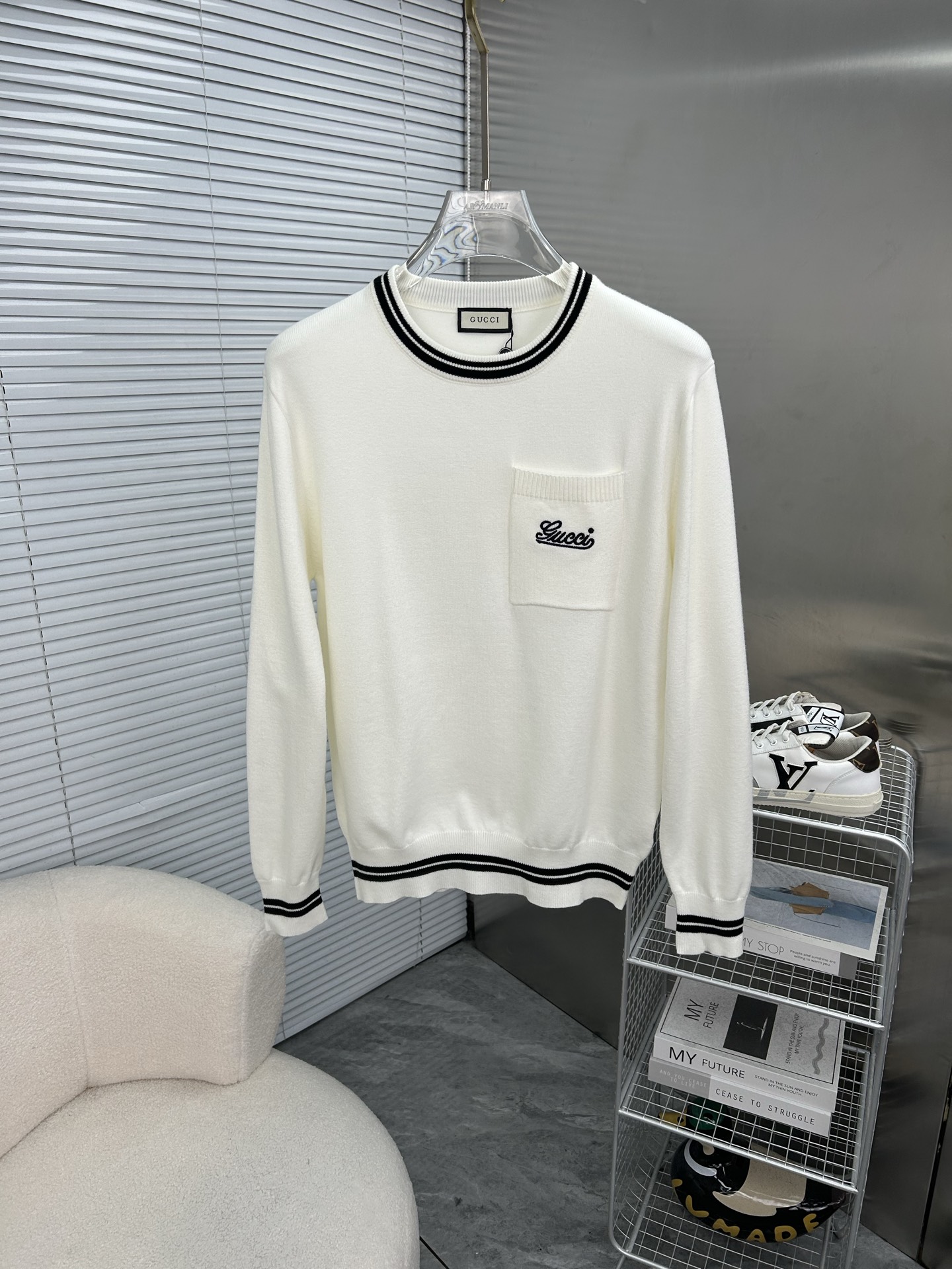 NO:595387,GUCCI Gucci 2025 autumn and winter original men's crew neck sweater, the new season's main focus is quite stunning in terms of color, craftsmanship, and elements. The high-tech workmanship logo is displayed, and it is a completely new visual display. The sweater fabric is imported from the customer. It has excellent skin-friendliness. The details are extremely perfect and impeccable. The upper body effect is excellent and very eye-catching. The whole product is in good condition!  Size M-3XL, next day shipping k2,,gucci,sweaters,alexander wang19860909GUCCI古奇 2025秋冬原单男士圆领毛衣衫,新一季主打的无论颜色,工艺,元素颇为惊艳,高工艺做工logo展现,视觉上全新的展现,客供进口毛衣面料,亲肤性绝佳,细节极致完美,无可挑剔,上身效果非常出色,非常招眼吸睛 全品相！码数M-3XL,隔天出货 k2,,gucci,sweaters,alexander wang,Men's clothing