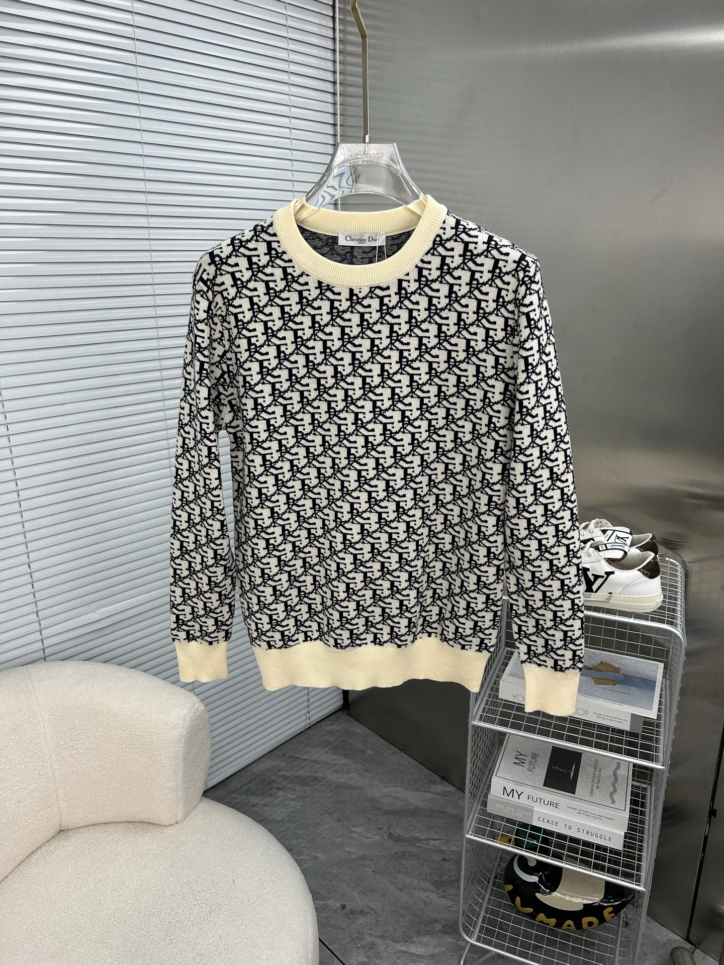 NO:595390,LV Louis Vuitton 2025 autumn and winter original men's crew neck sweater, the new season's main focus is quite stunning in terms of color, craftsmanship, and elements. The high-tech workmanship logo is displayed, which is a completely new visual display. The sweater fabric is imported from the customer. It has excellent skin-friendliness. The details are extremely perfect and impeccable. The upper body effect is excellent and very eye-catching. The whole product is in good condition!  Size M-3XL, next day shipping k2,,louis vuitton,louis vuitton,sweaters,alexander wang19860909LV路易威登 2025秋冬原单男士圆领毛衣衫,新一季主打的无论颜色,工艺,元素颇为惊艳,高工艺做工logo展现,视觉上全新的展现,客供进口毛衣面料,亲肤性绝佳,细节极致完美,无可挑剔,上身效果非常出色,非常招眼吸睛 全品相！码数M-3XL,隔天出货 k2,,louis vuitton,louis vuitton,sweaters,alexander wang,Men's clothing